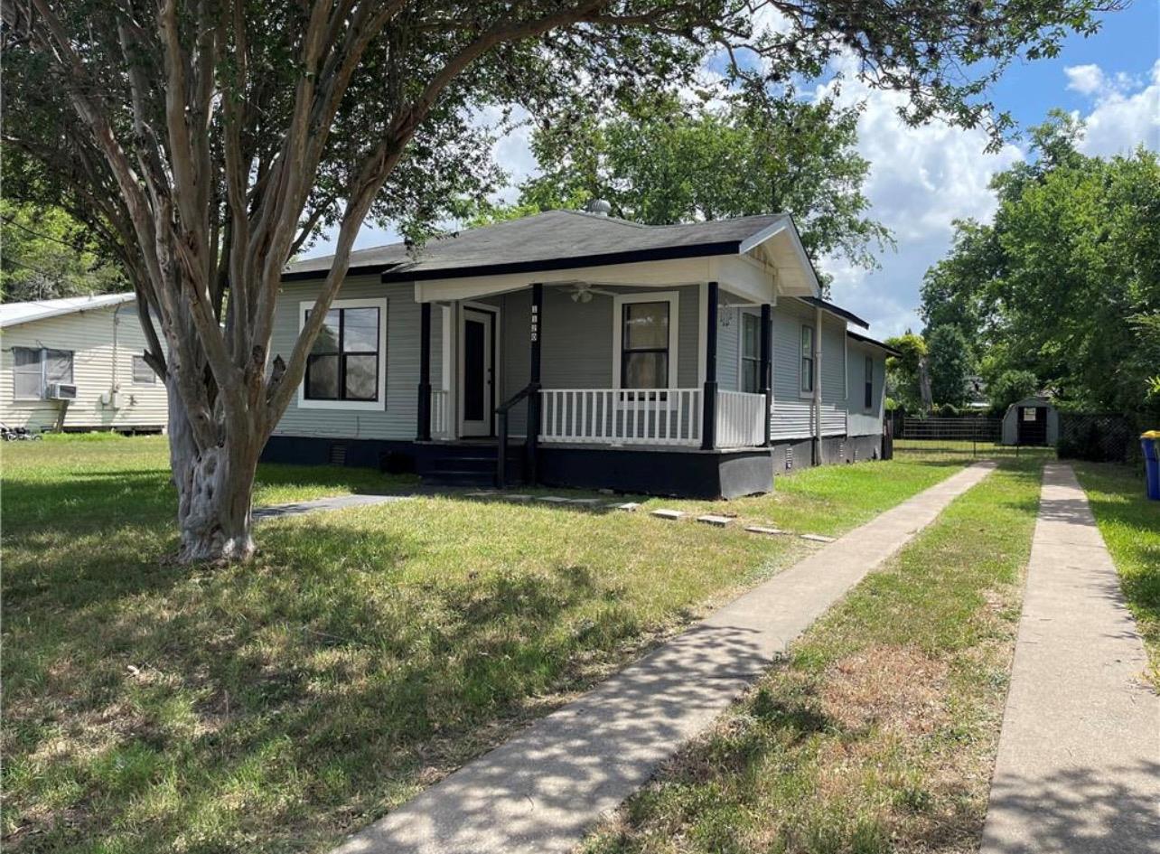 1120 Saint Paul ST, Gonzales, TX 78629 photo 2