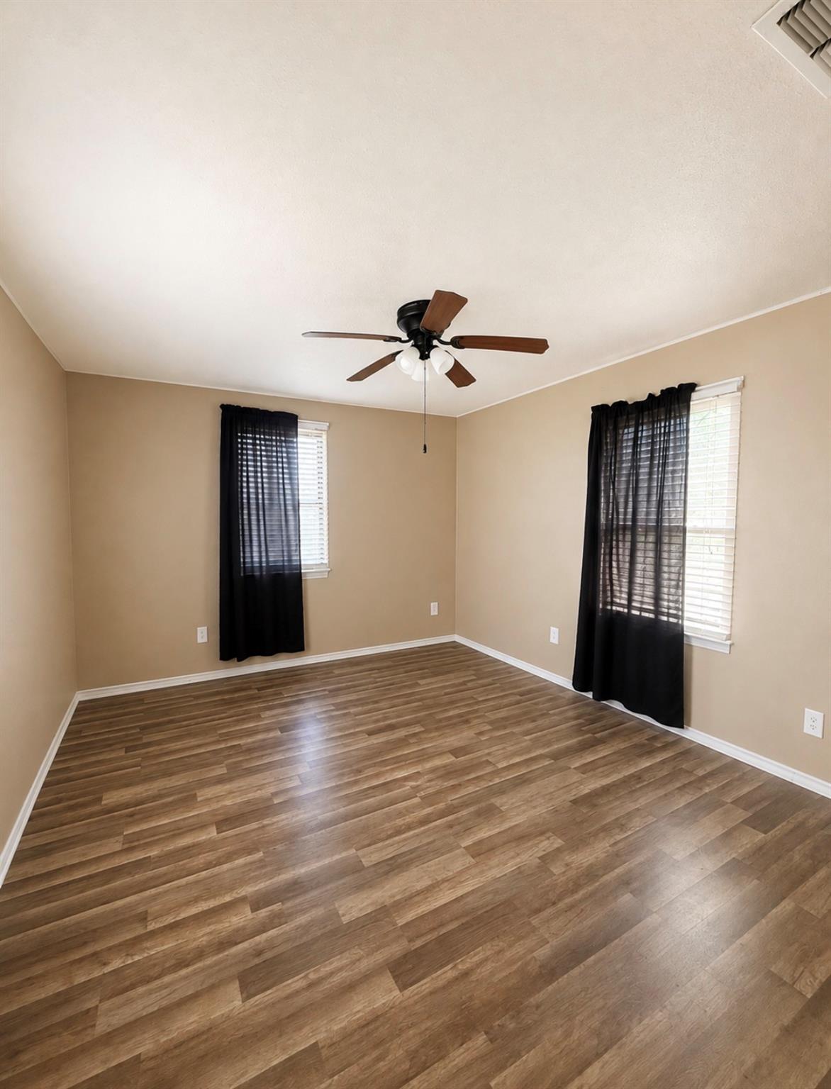 1120 Saint Paul ST, Gonzales, TX 78629 photo 3