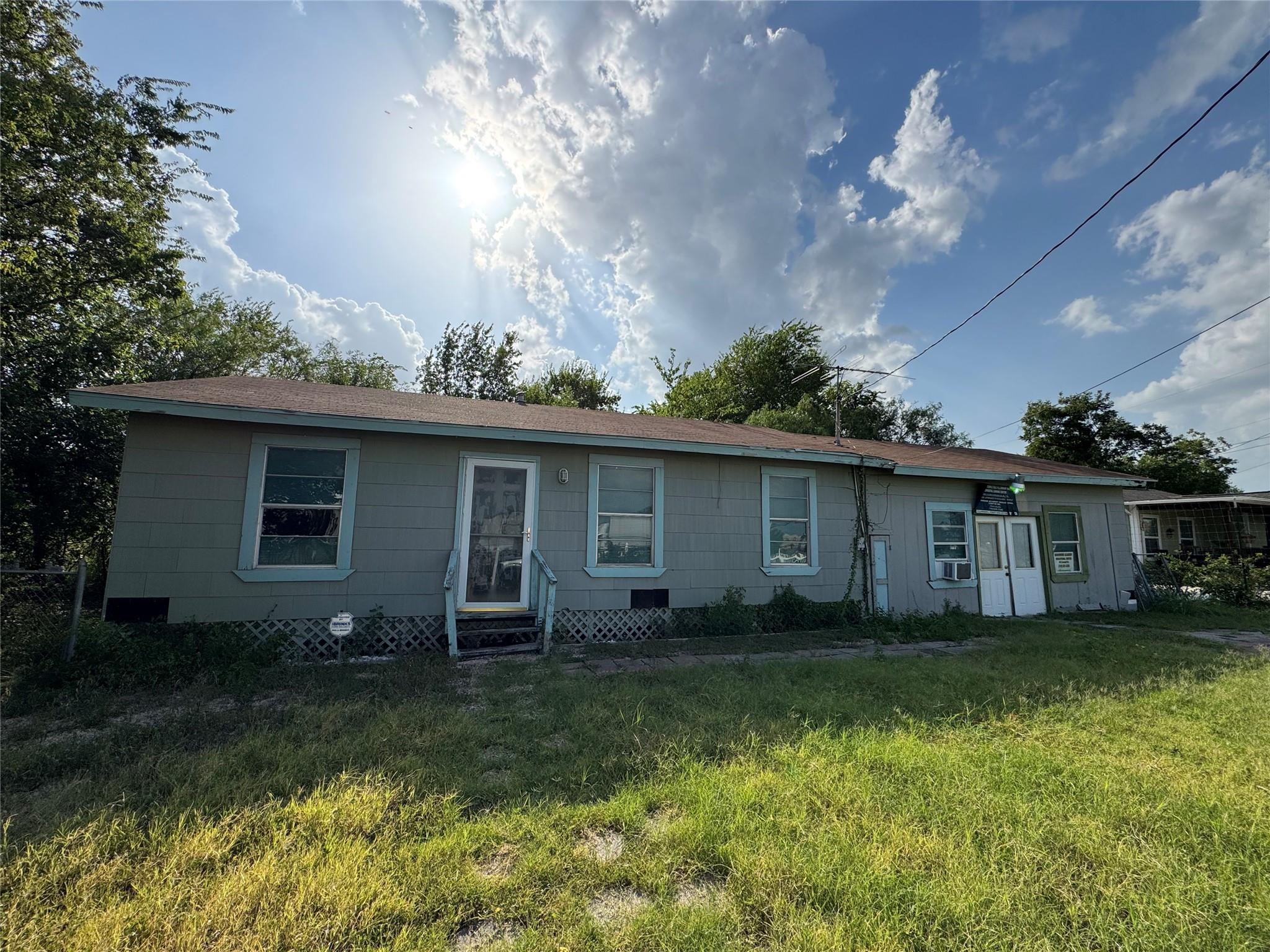 415 Creswell DR, San Antonio, TX 78220 photo 2