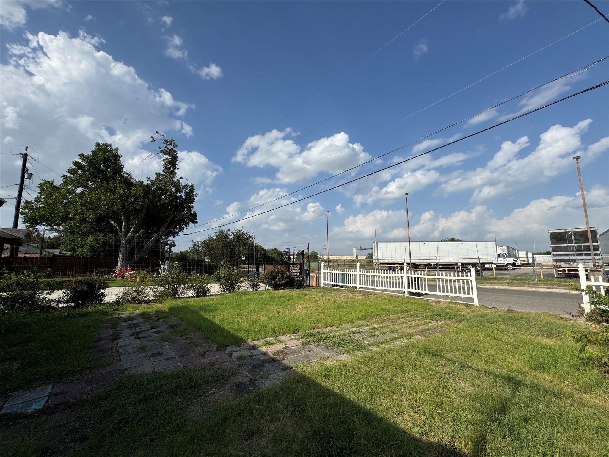 415 Creswell DR, San Antonio, TX 78220 photo 4