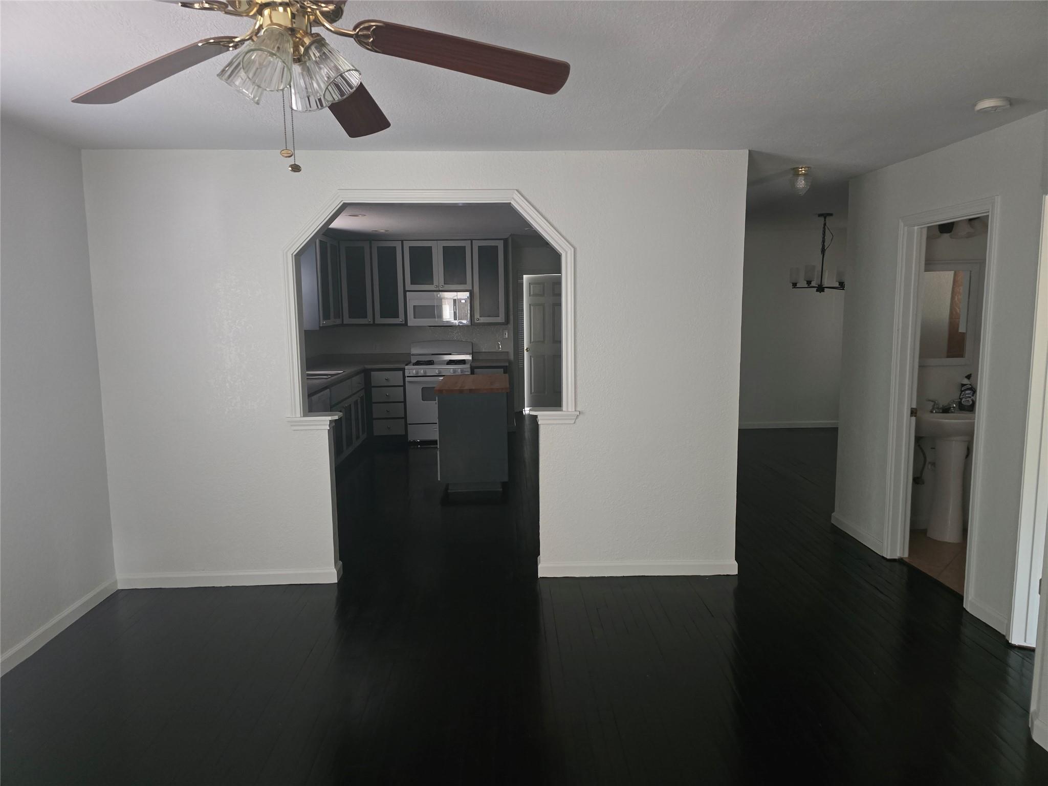 804 Lexington ST, Taylor, TX 76574 photo 4
