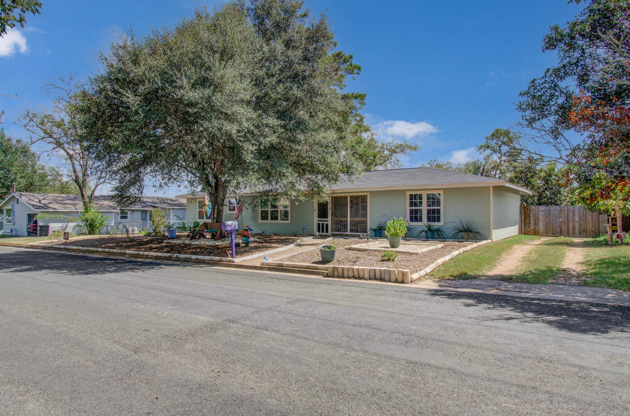 1004 Baumgarten ST, Schulenburg, TX 78956 photo 2