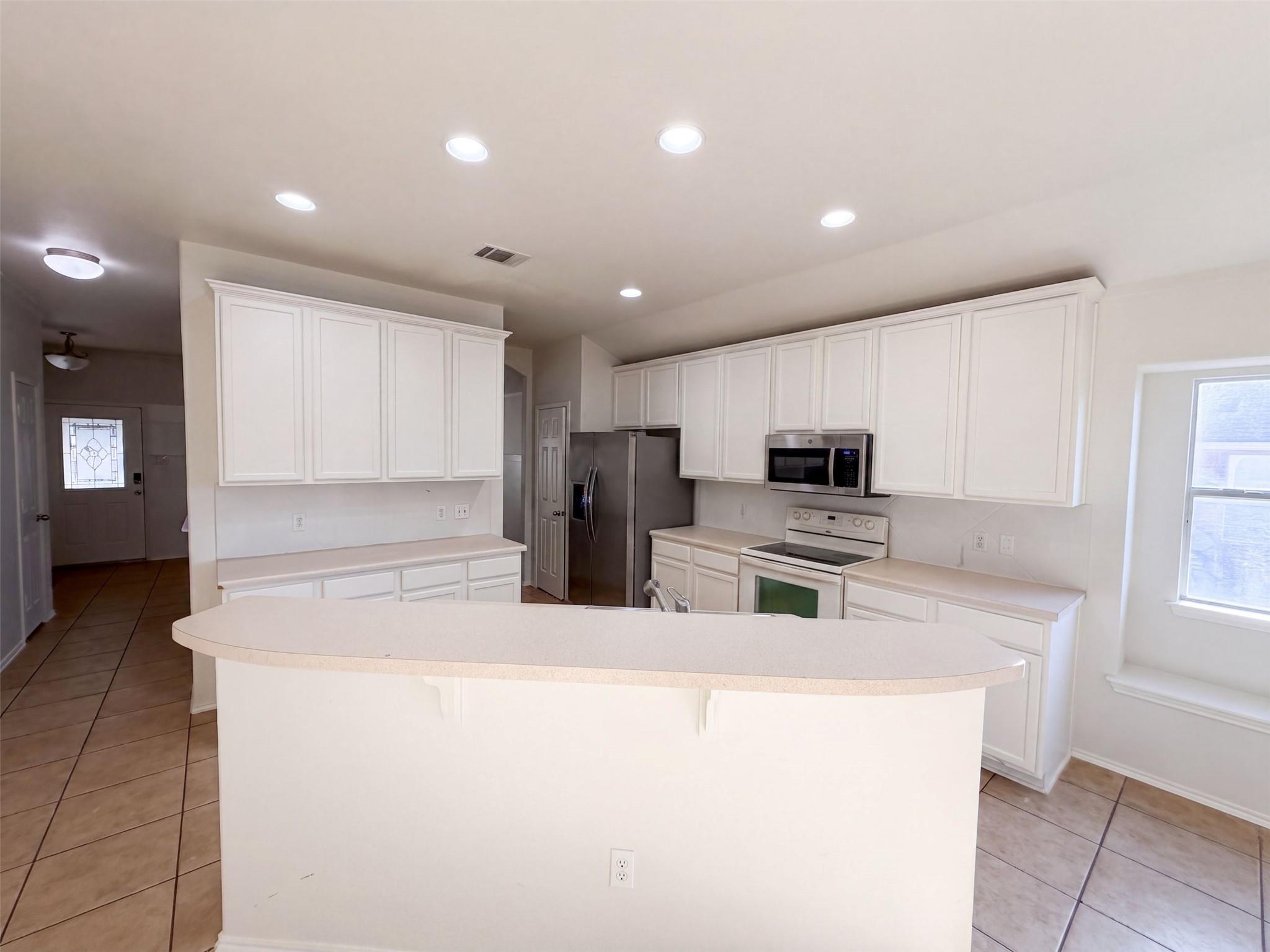 404 Timothy John DR, Pflugerville, TX 78660 photo 2