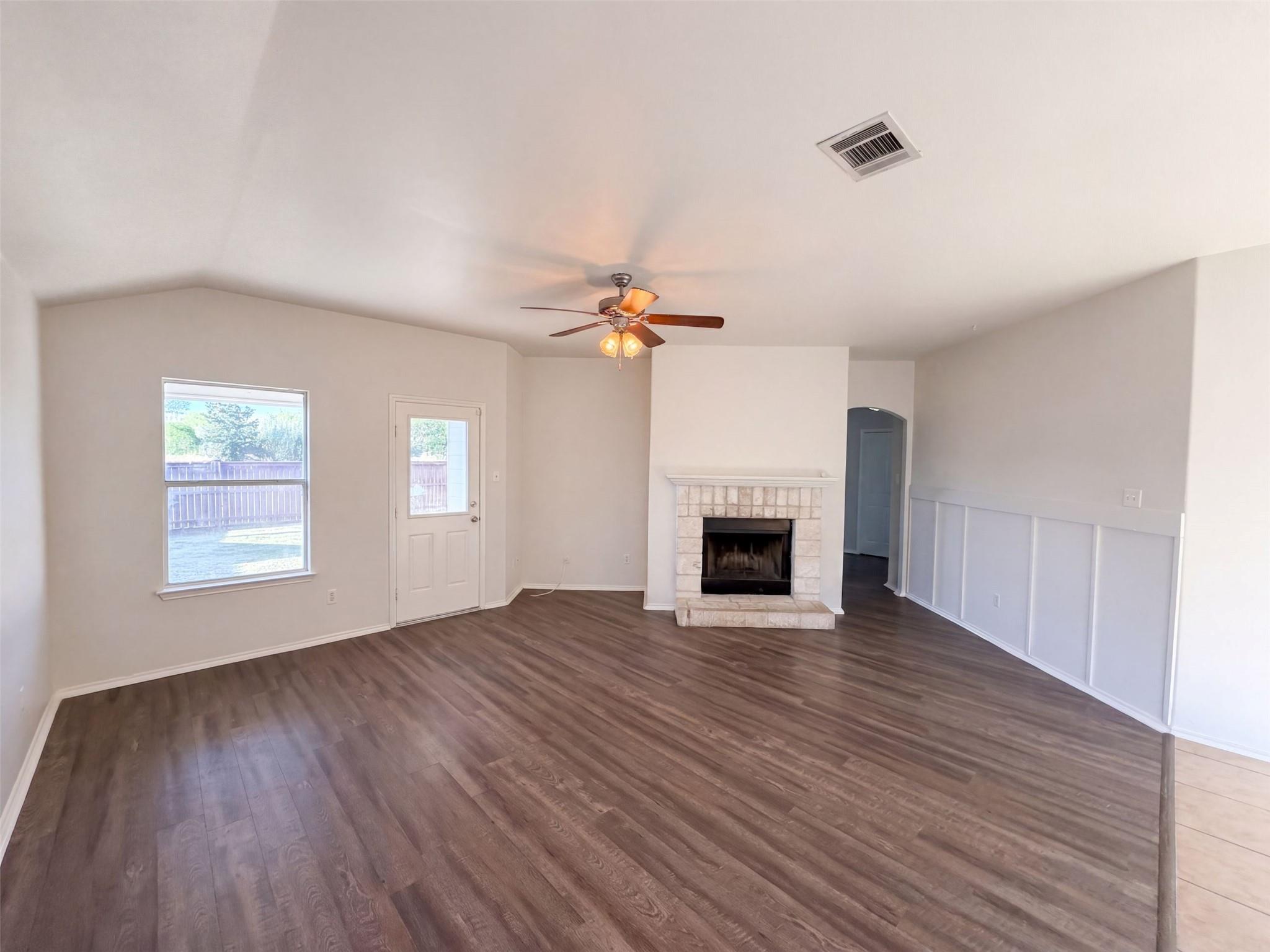 404 Timothy John DR, Pflugerville, TX 78660 photo 3