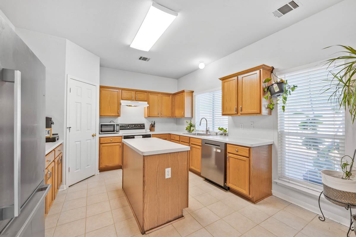 2114 Hidden Meadow ST, New Braunfels, TX 78130 photo 4
