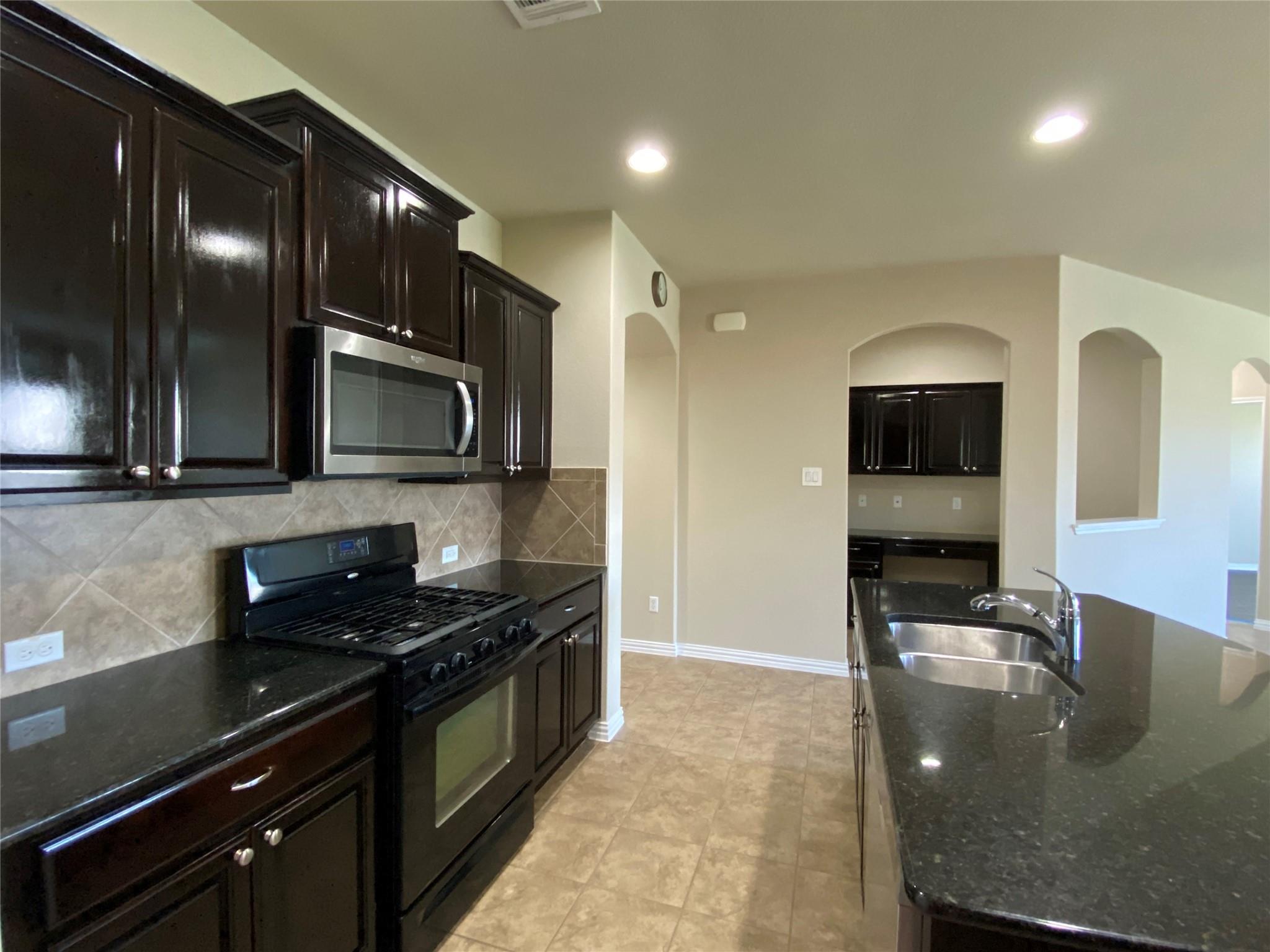 2009 Mary Ella DR, Leander, TX 78641 photo 4