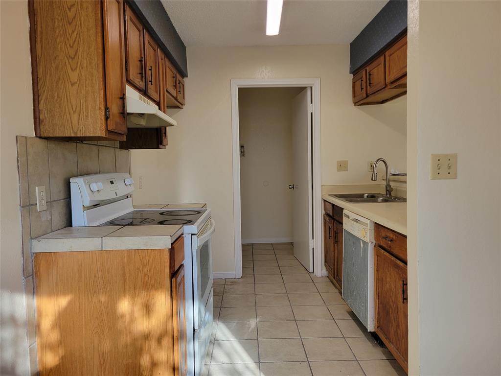 2804 Bull RUN #A, Taylor, TX 76574 photo 3