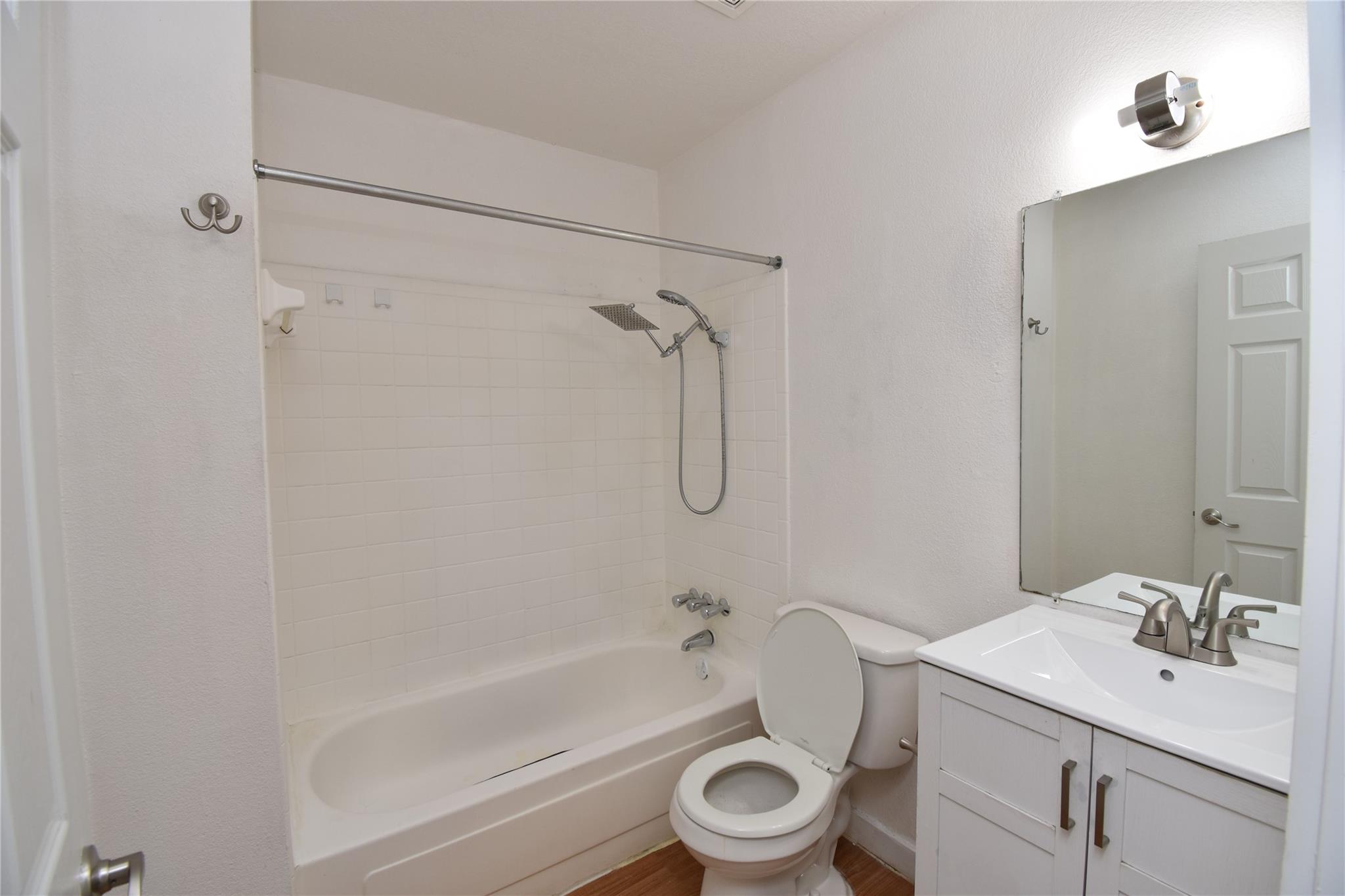 300 Croslin ST #114, Austin, TX 78752 photo 4