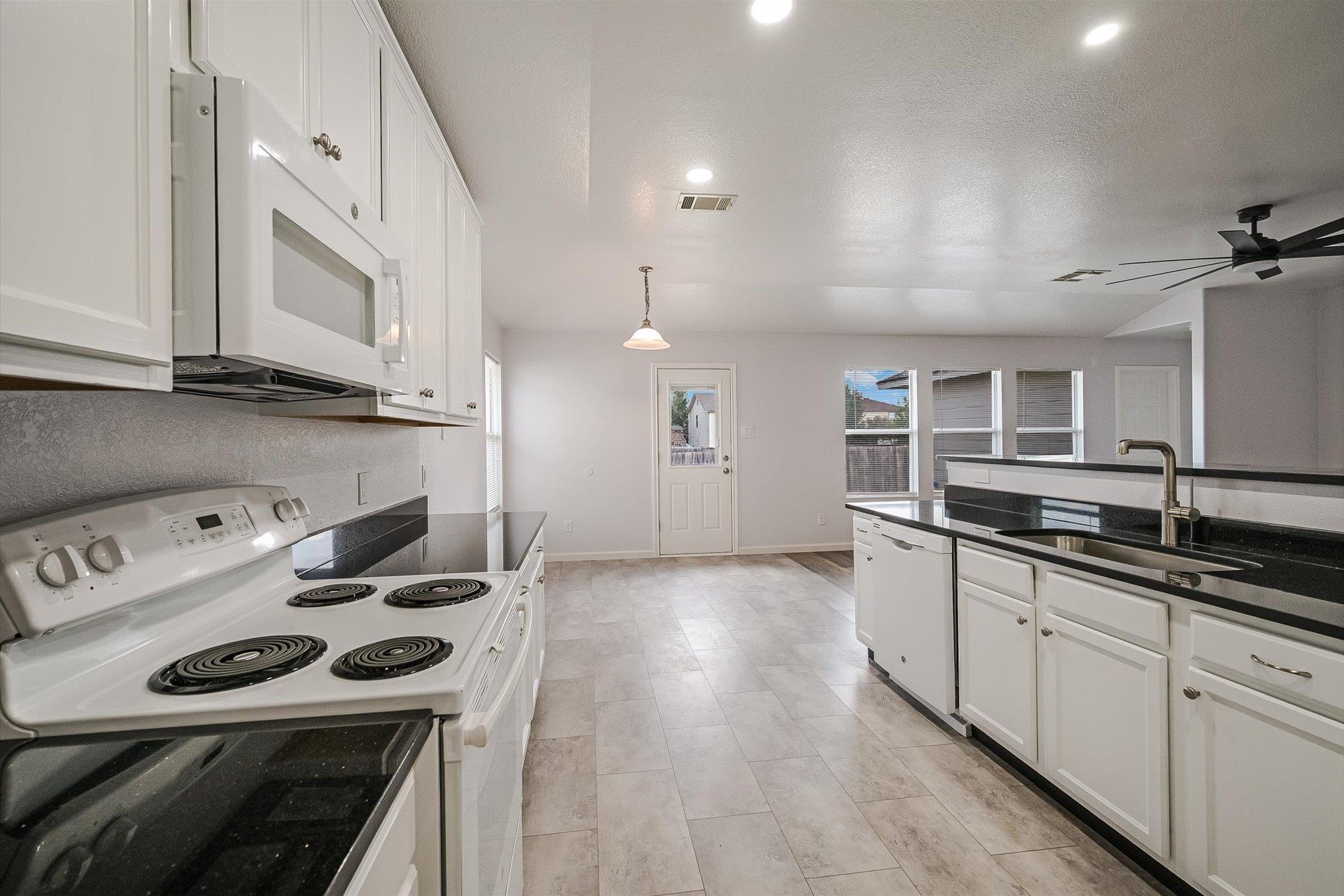 401 Bandara Woods BLVD, Elgin, TX 78621 photo 3