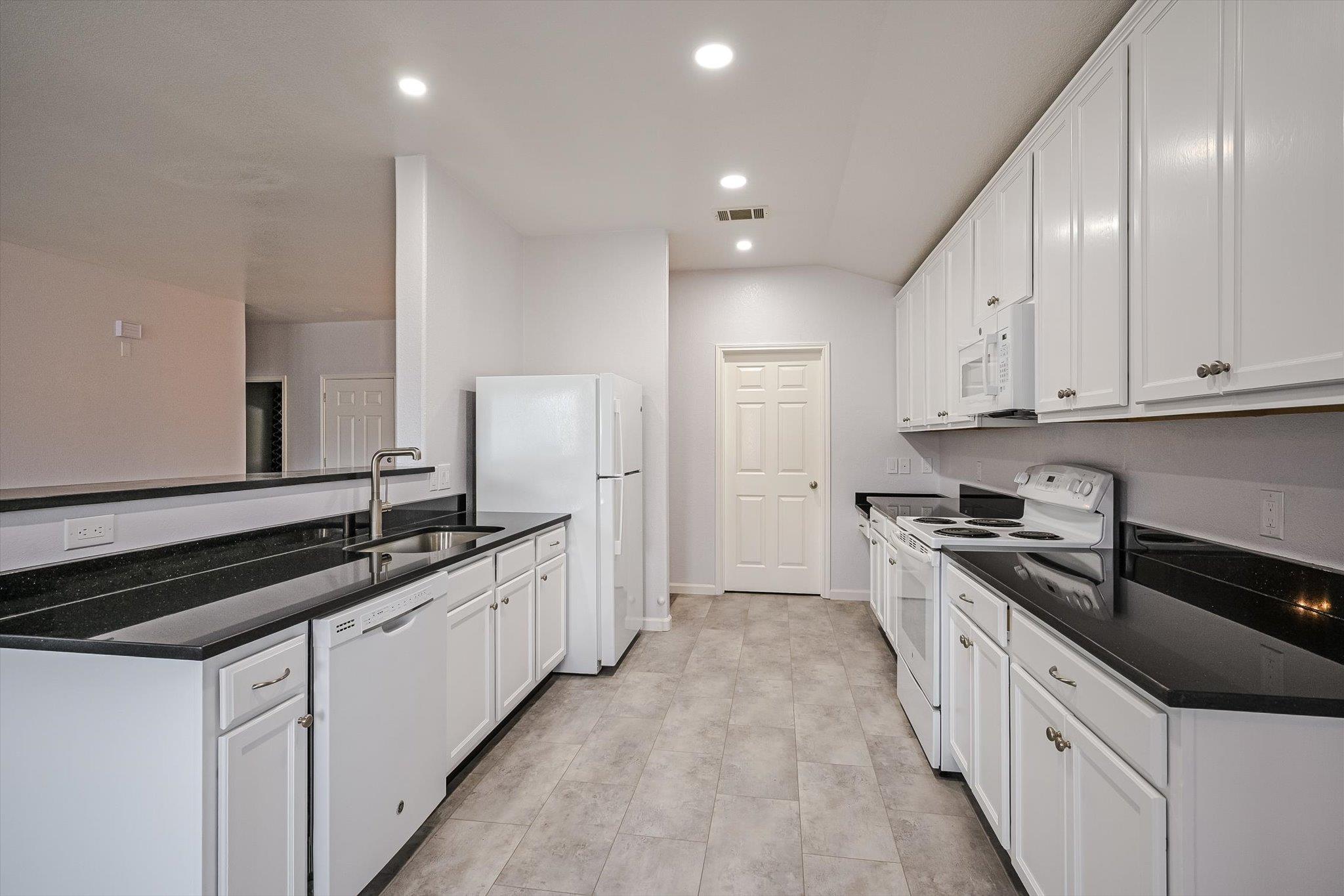 401 Bandara Woods BLVD, Elgin, TX 78621 photo 4
