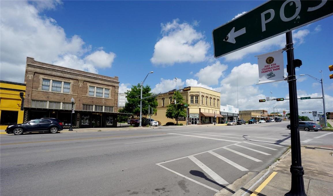 321 Main ST, Taylor, TX 76574 photo 4