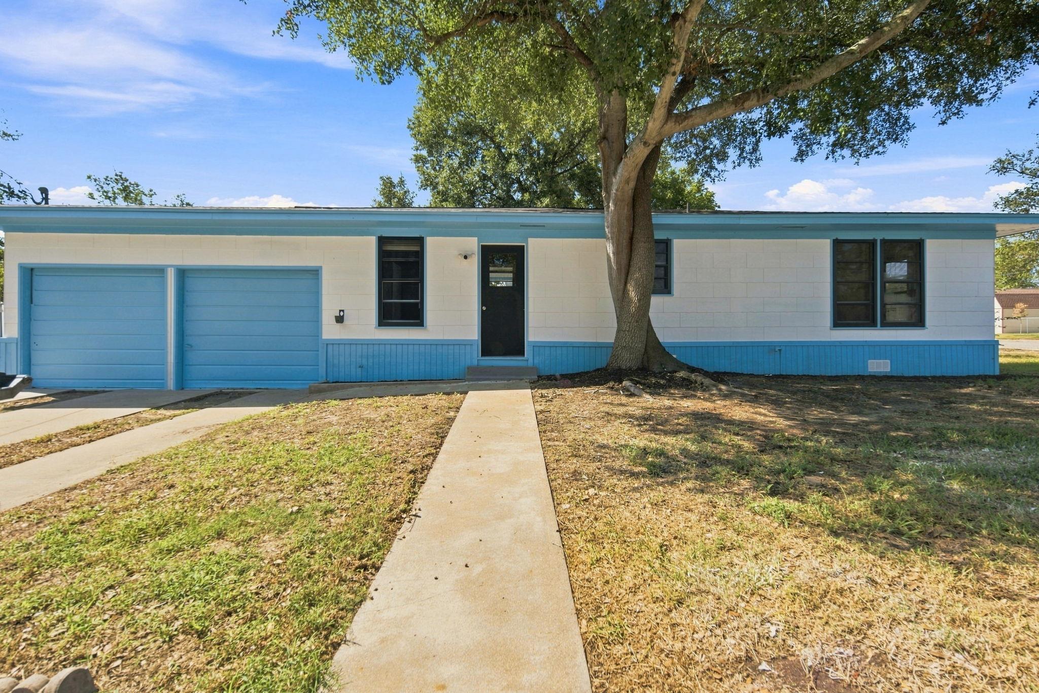 312 Wilson Ave, Giddings, TX 78942 photo 2