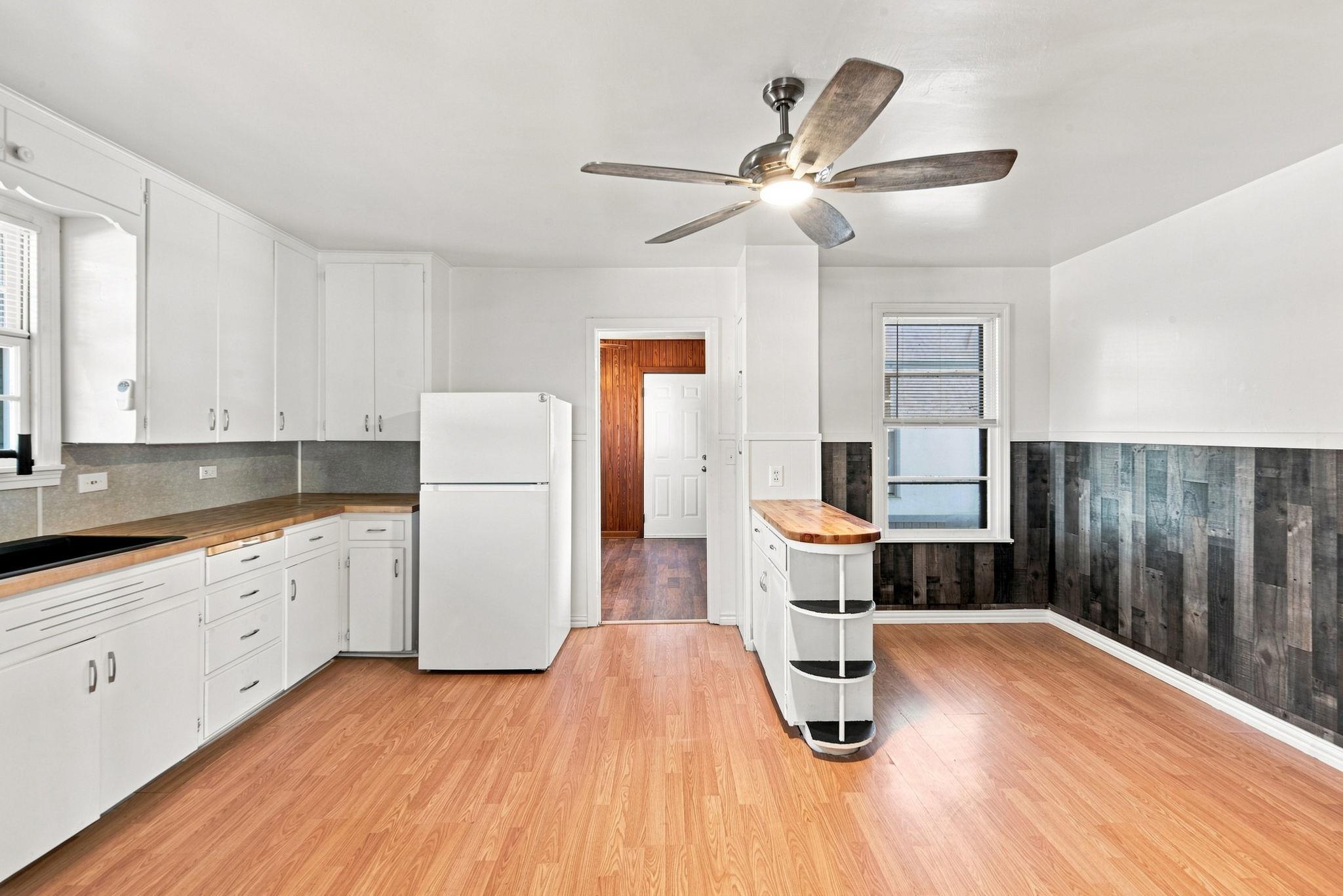 312 Wilson Ave, Giddings, TX 78942 photo 4