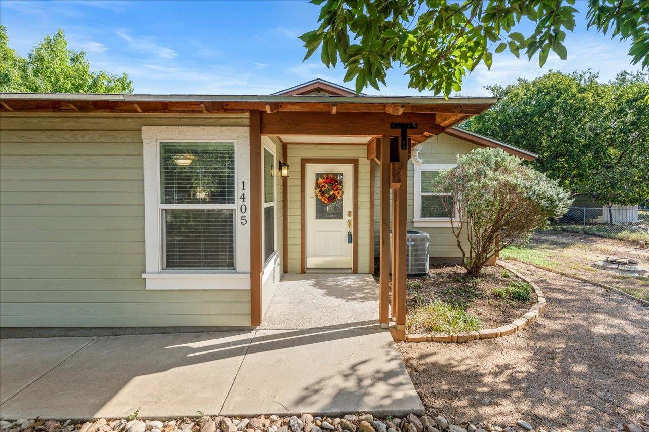 1405 Johnson ST, Marble Falls, TX 78654 photo 2