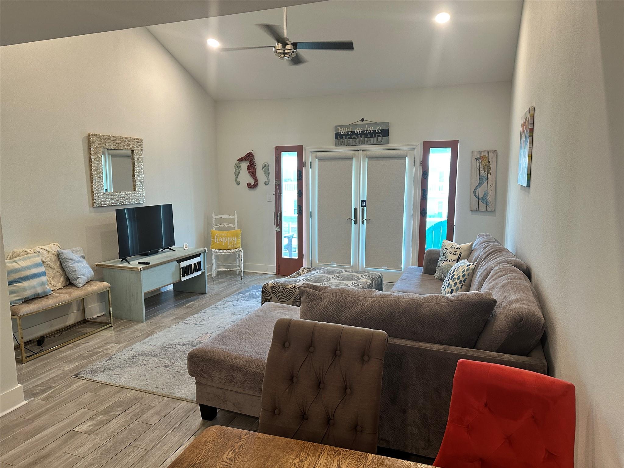 611 Lauderdale DR, Rockport, TX 78382 photo 3