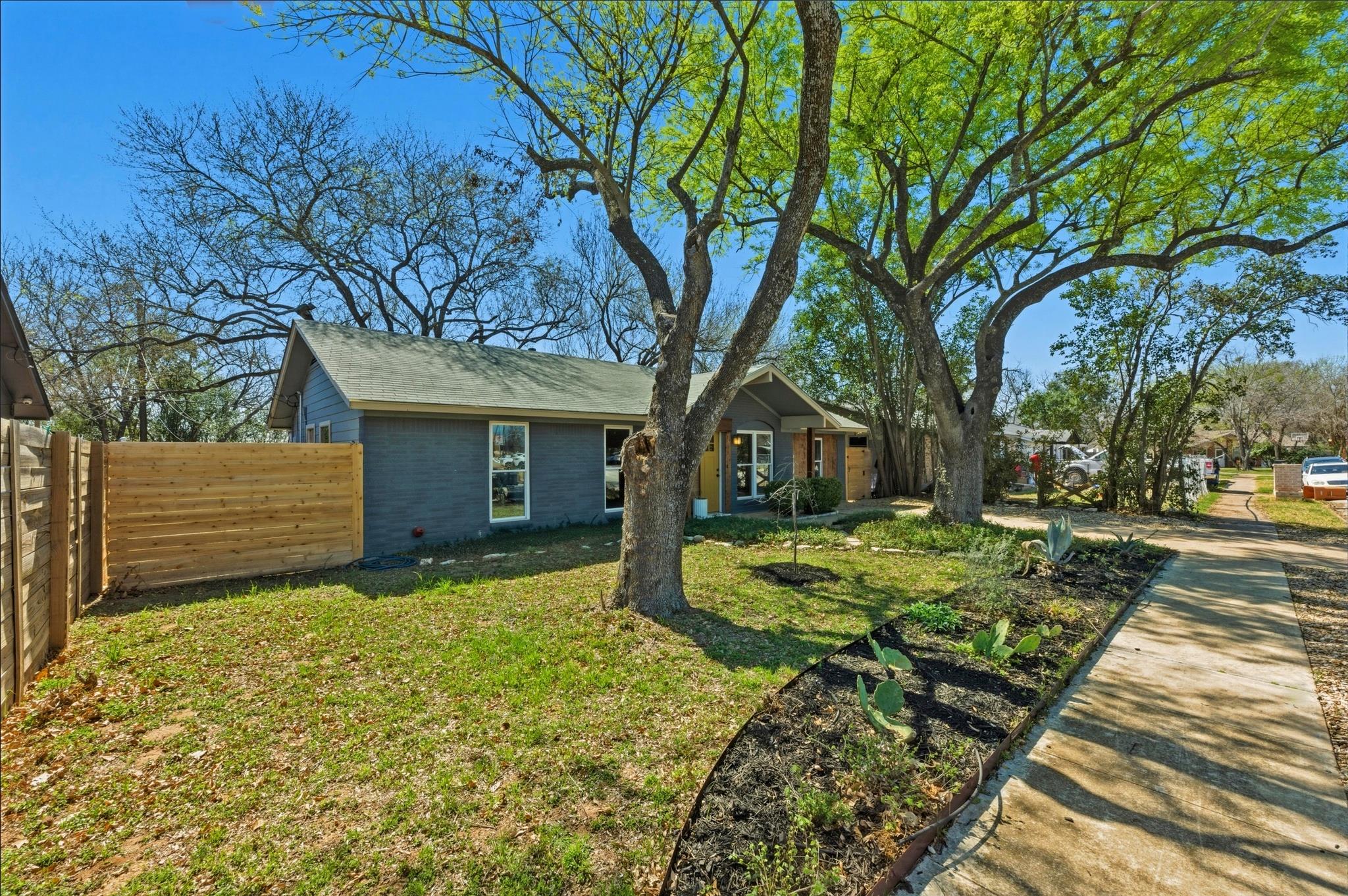 1005 Arthur Stiles RD, Austin, TX 78721 photo 2