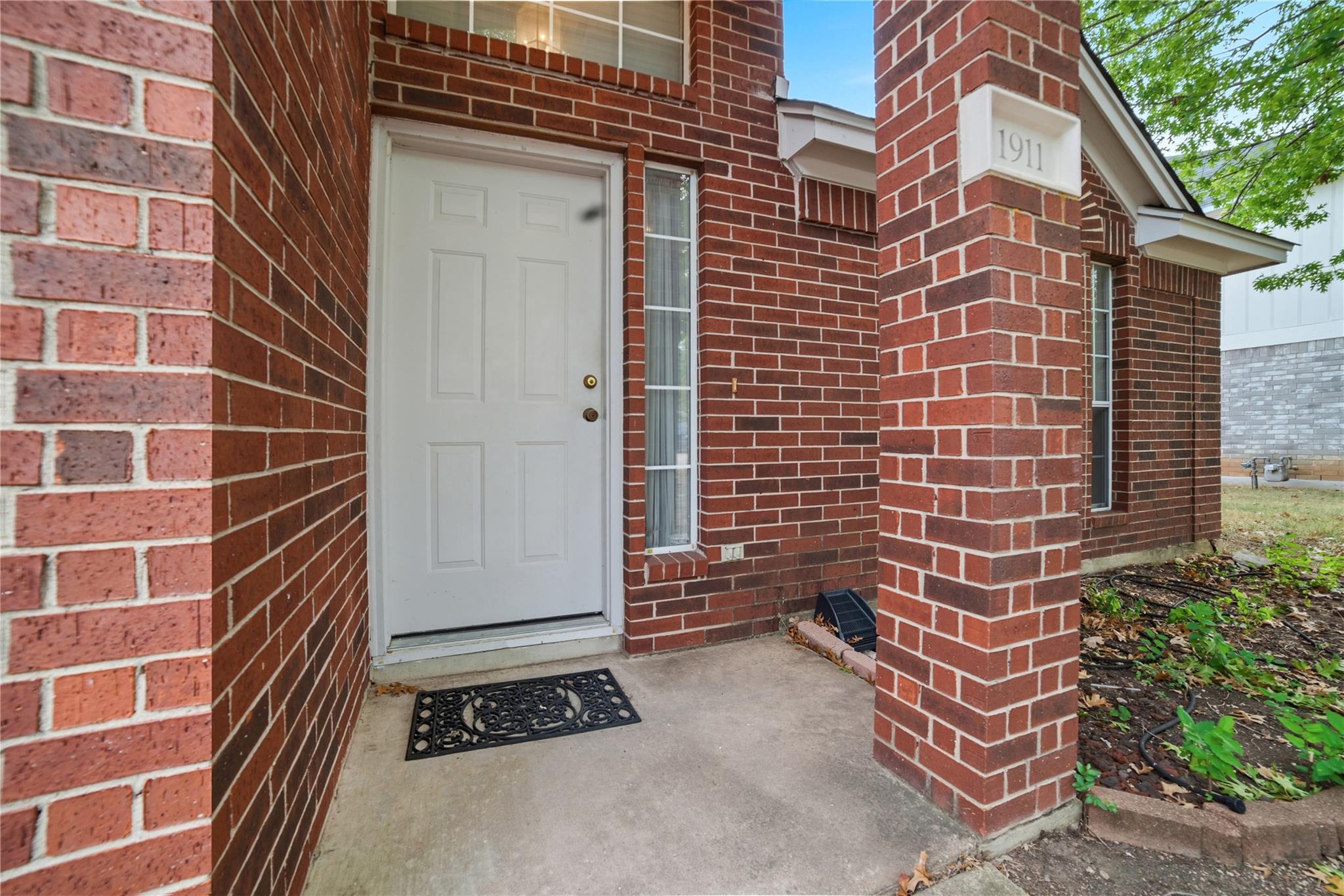 1911 Cedar Bend DR, Round Rock, TX 78681 photo 2