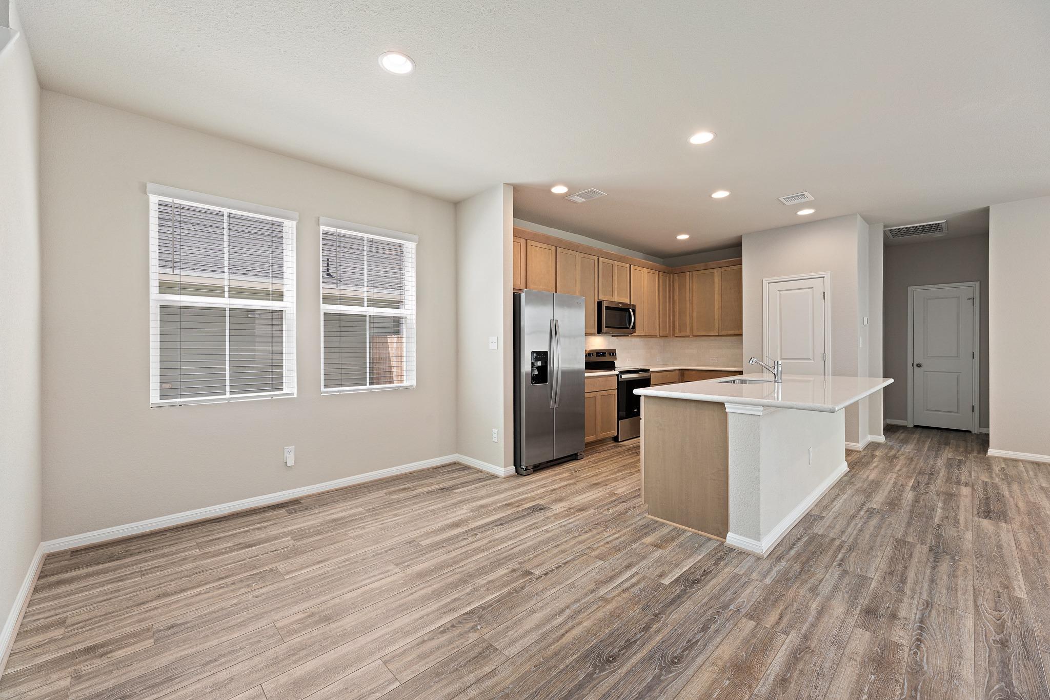 207 Cherry Blossom LN, Taylor, TX 76574 photo 4