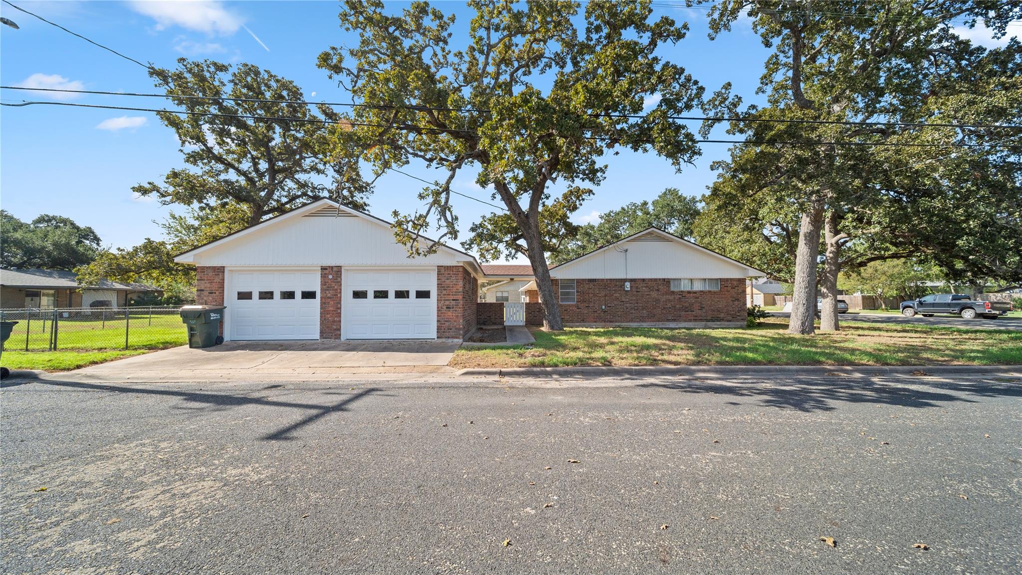 674 Polk ST, Giddings, TX 78942 photo 2