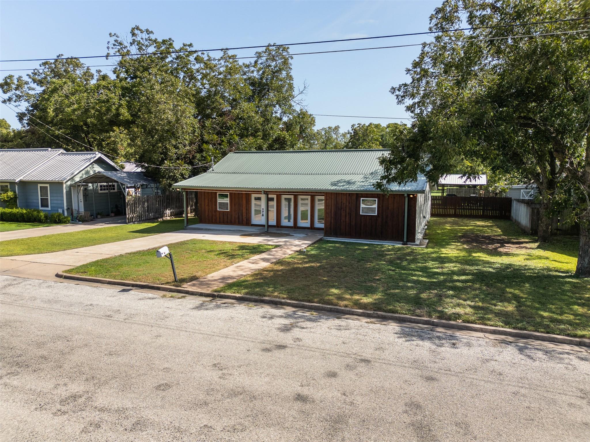 541 Jackson ST, La Grange, TX 78945 photo 2