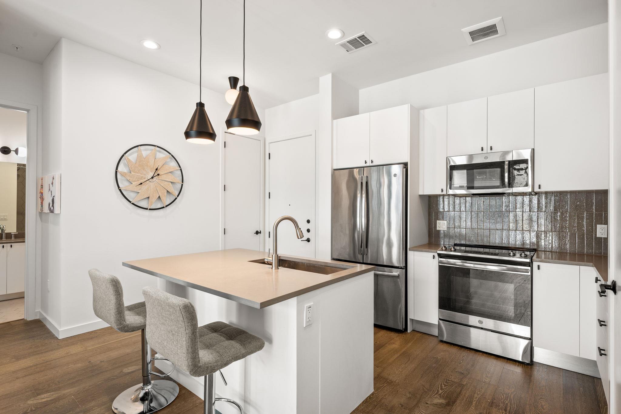 800 Embassy DR #302, Austin, TX 78702 photo 4