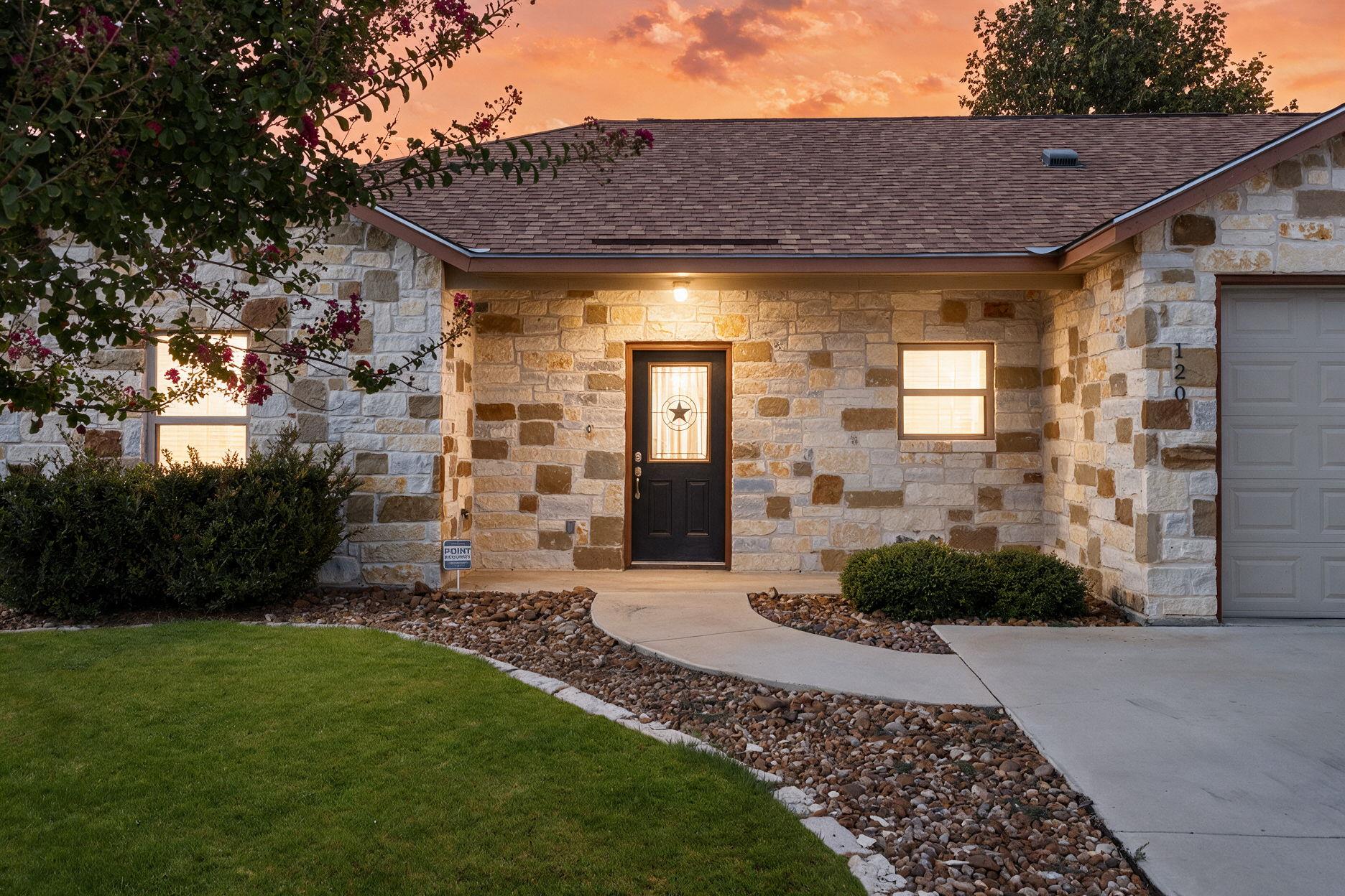 120 Navarro XING, Seguin, TX 78155 photo 2