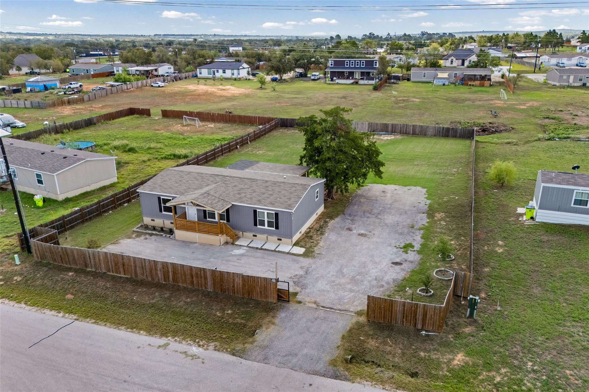 109 Zacate ST, Elgin, TX 78621 photo 2