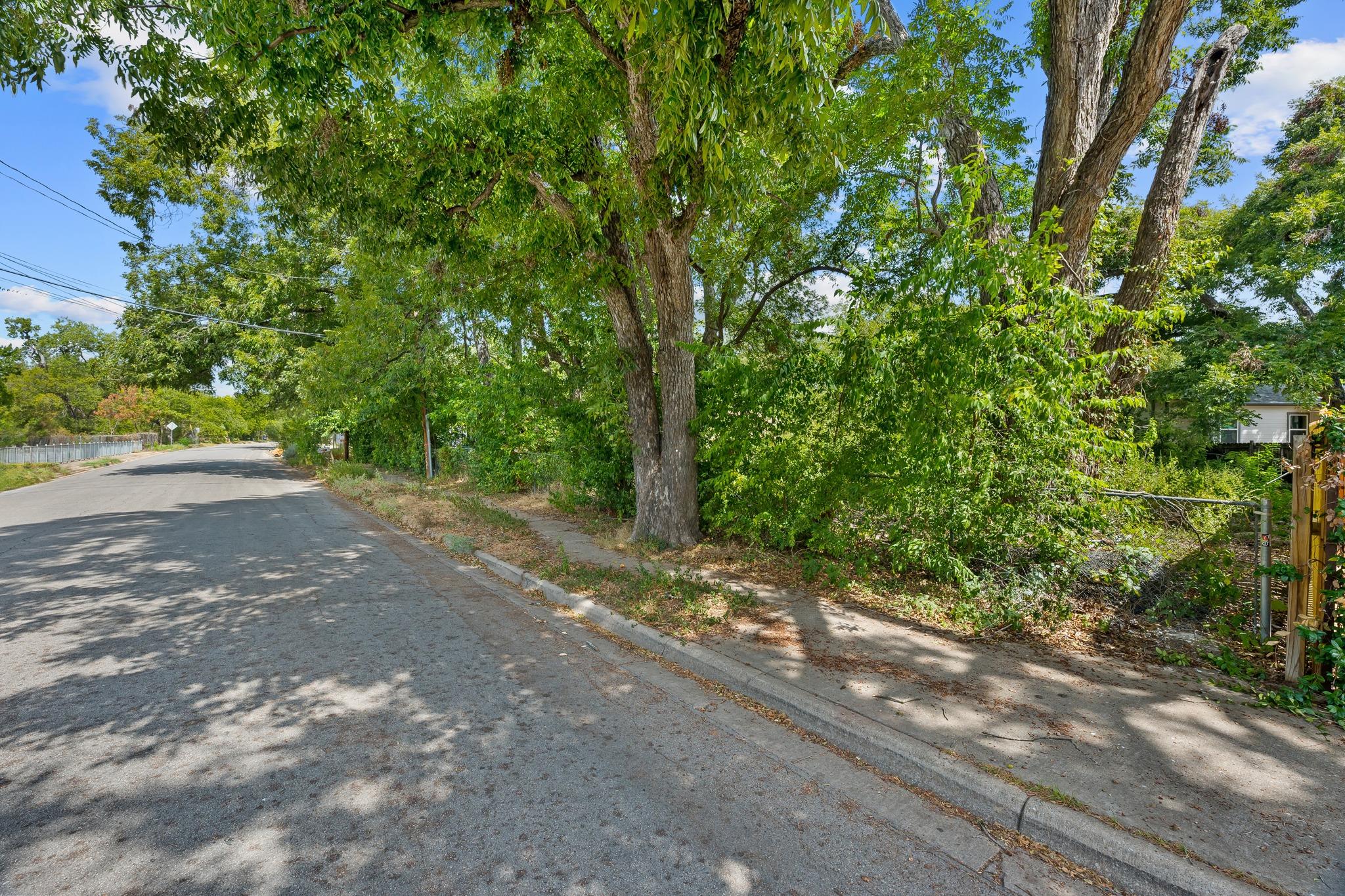 4910 Sara DR, Austin, TX 78721 photo 4