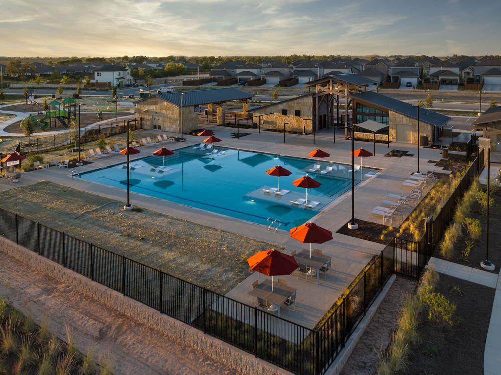 913 Emory Crossing BLVD, Hutto, TX 78634 photo 4