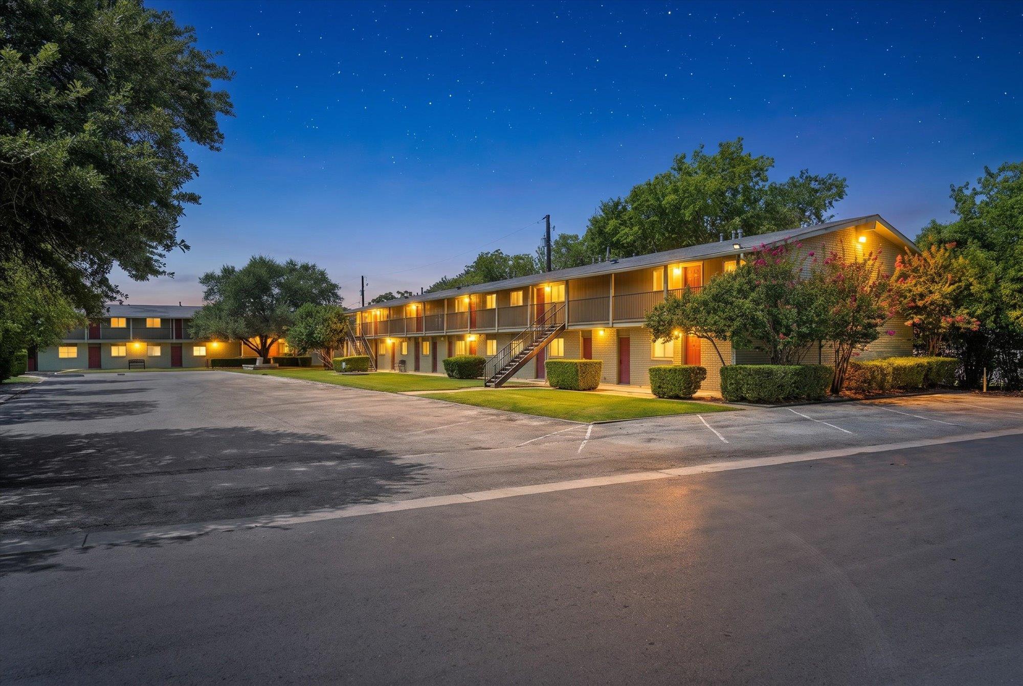 806 13th ST #102, Georgetown, TX 78626 photo 2