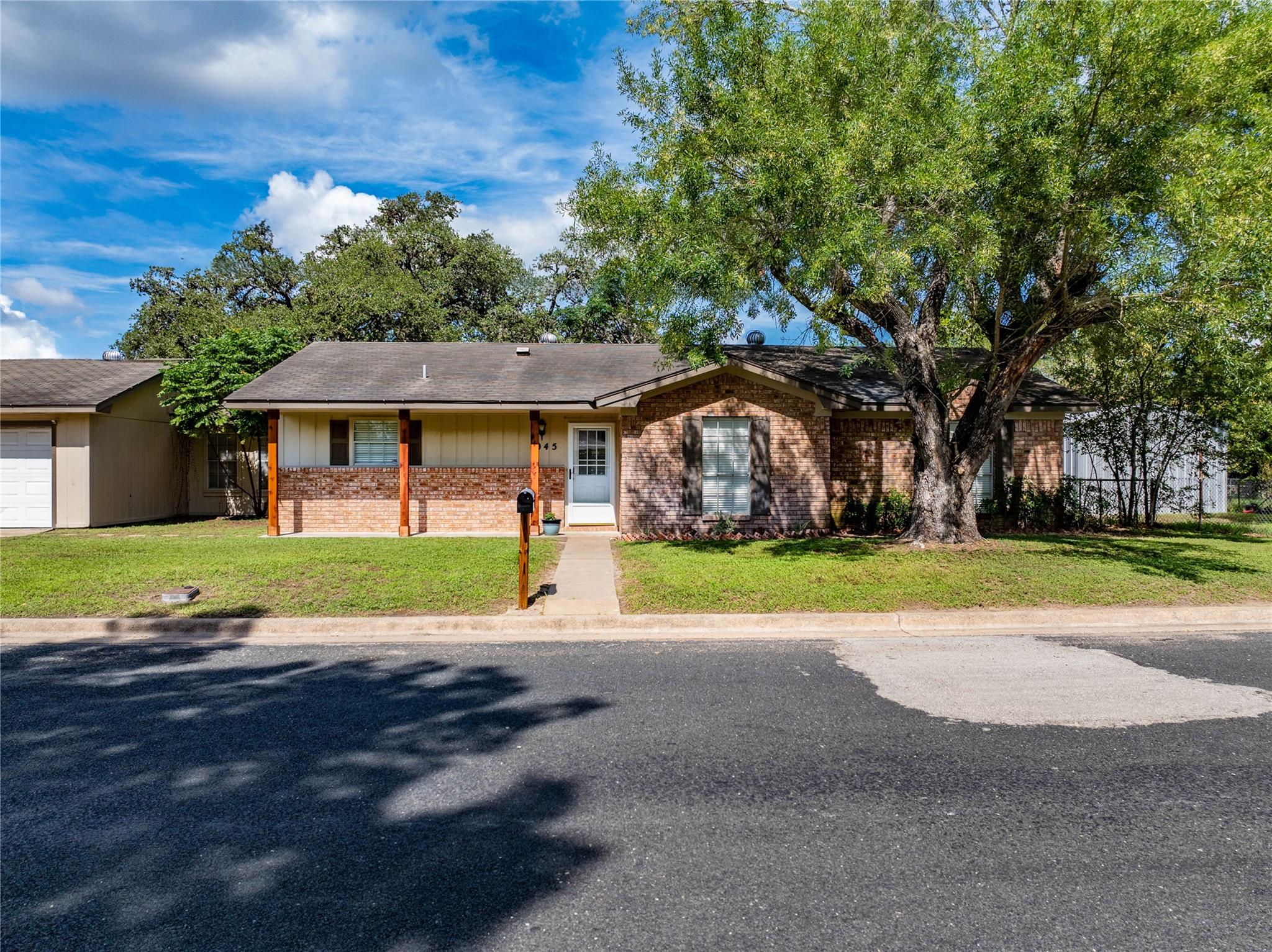 1070 Franklin ST, La Grange, TX 78945 photo 3