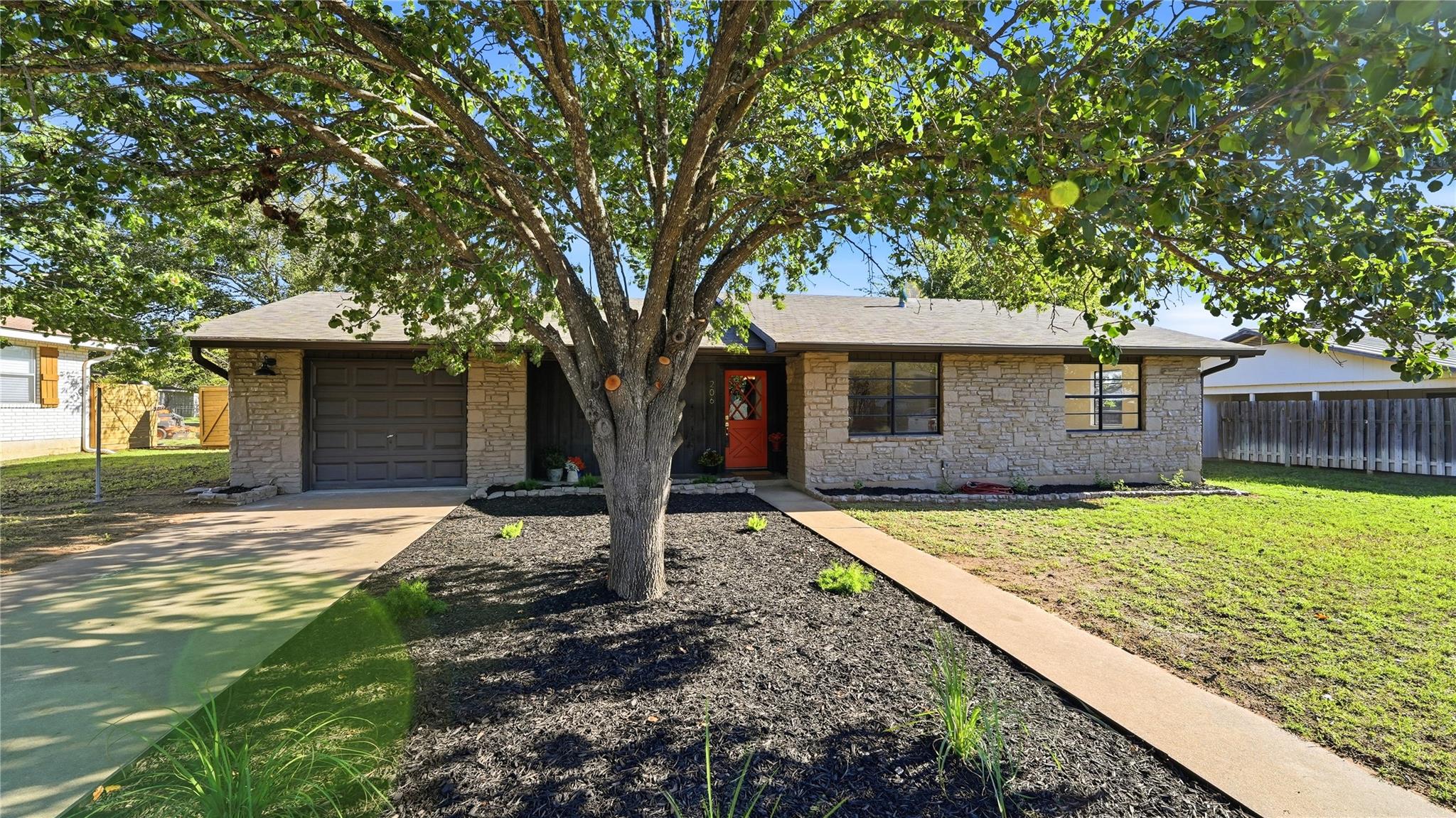 206 Glenmoor DR, Fredericksburg, TX 78624 photo 3