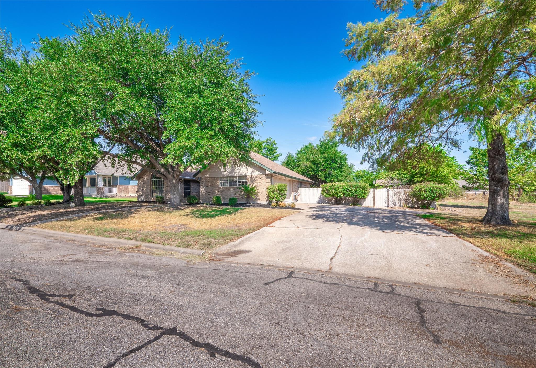 1710 Oaklawn DR, Taylor, TX 76574 photo 2