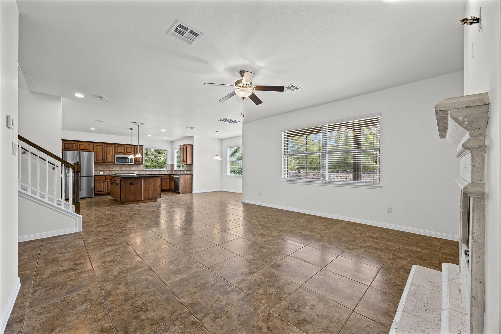 606 Irvin DR, San Marcos, TX 78666 photo 2
