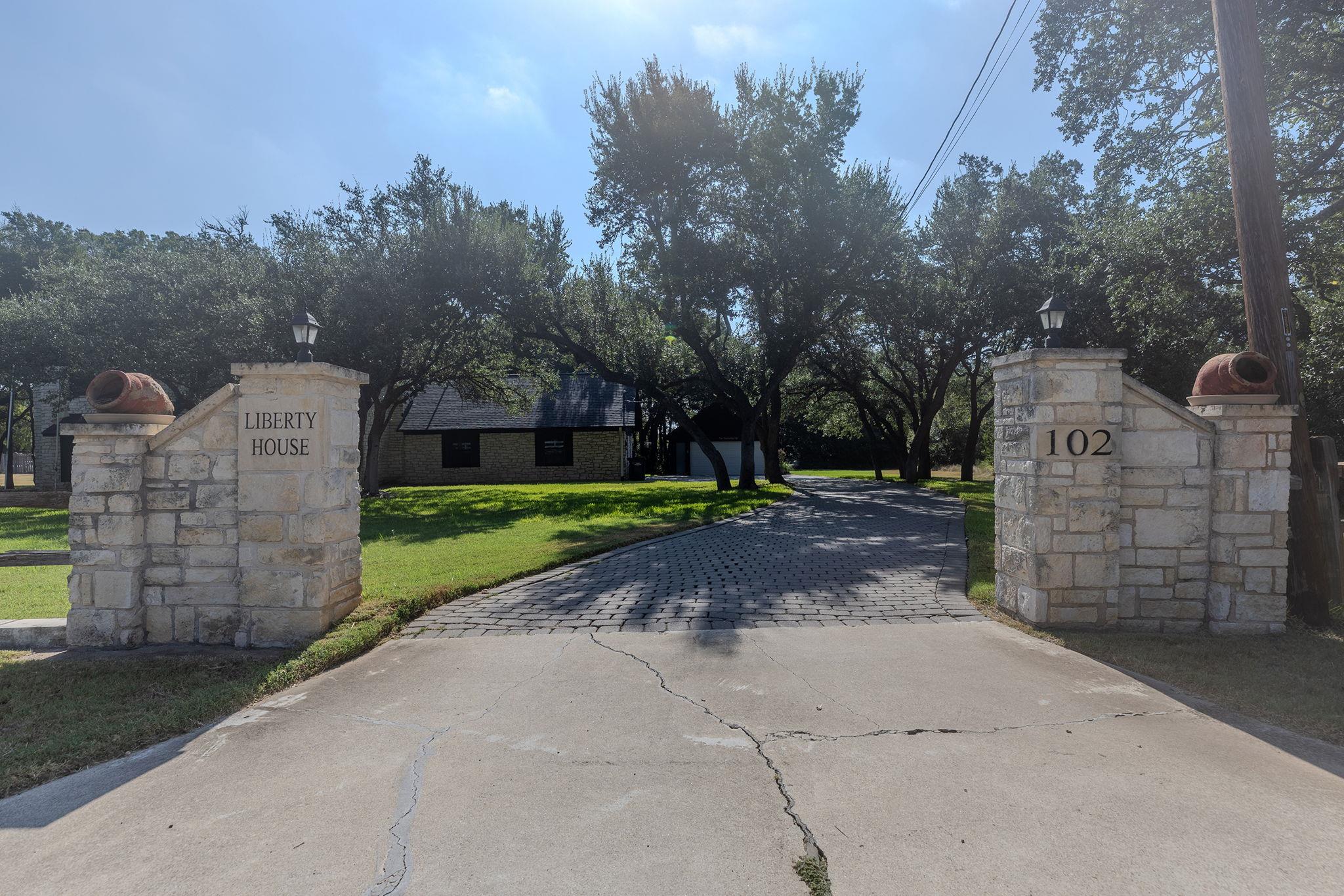 102 Independence DR, Liberty Hill, TX 78642 photo 3