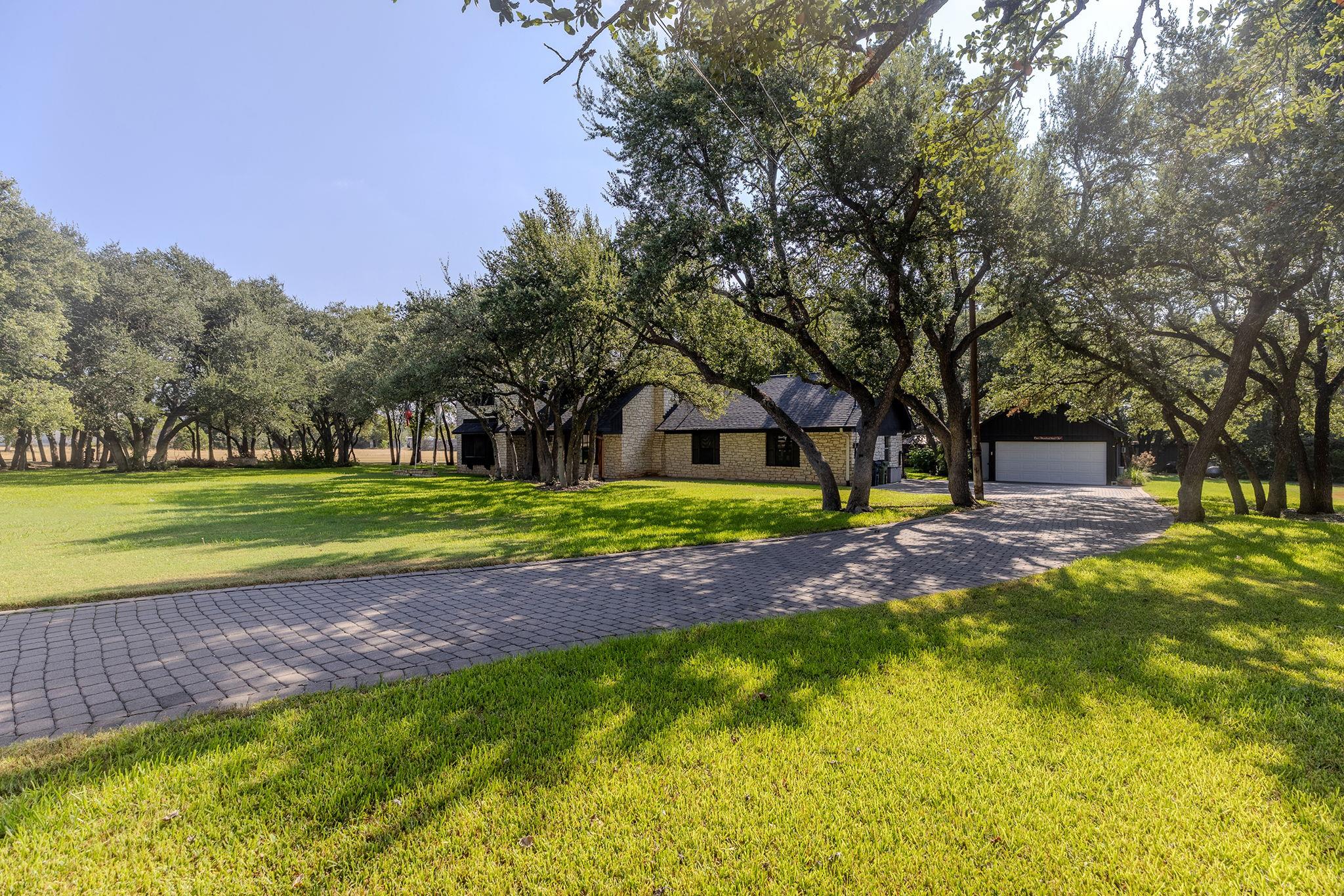 102 Independence DR, Liberty Hill, TX 78642 photo 4