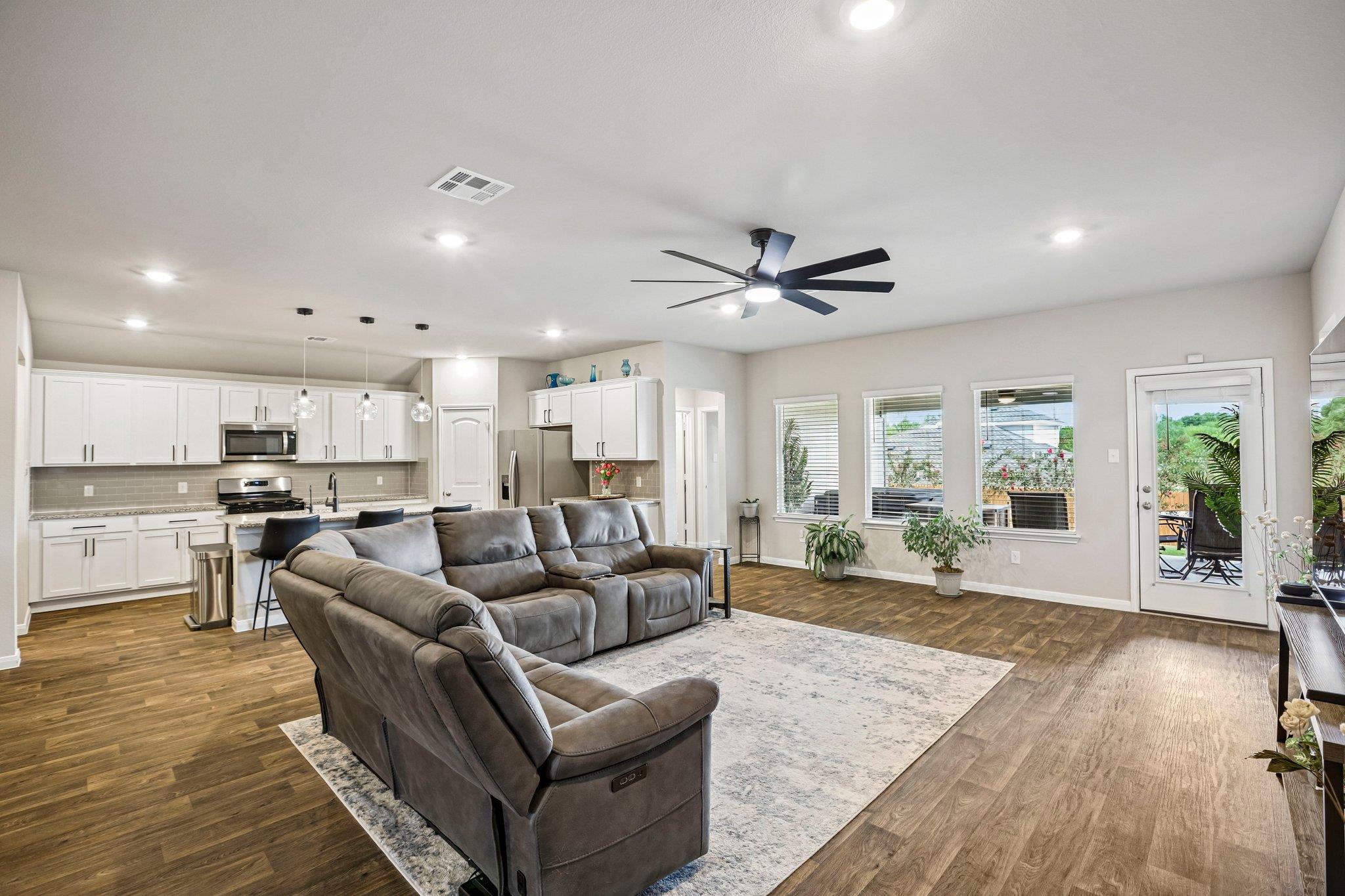 565 Apache Plum DR, Kyle, TX 78640 photo 4