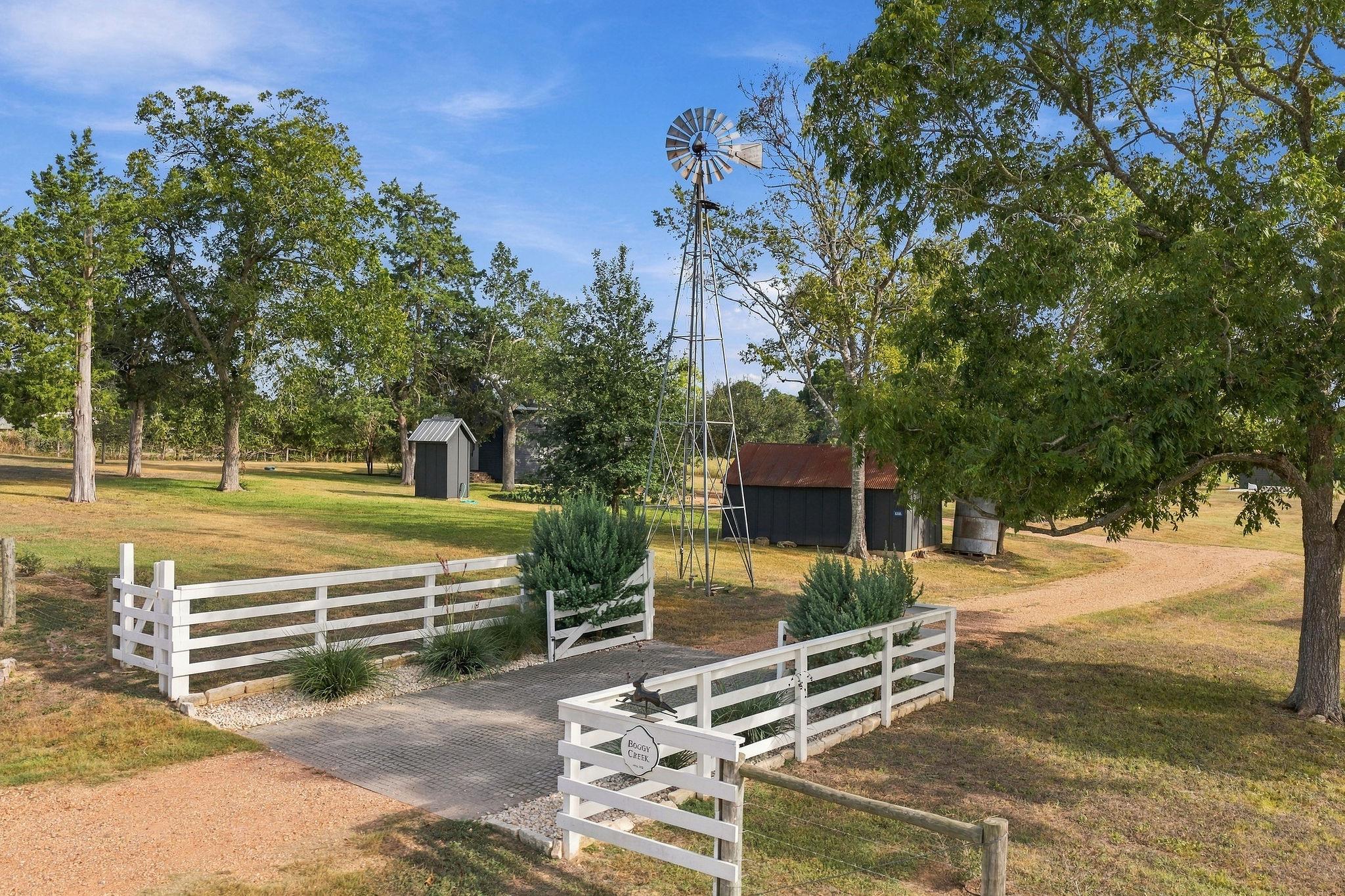 6389 Miller RD, New Ulm, TX 78950 photo 2