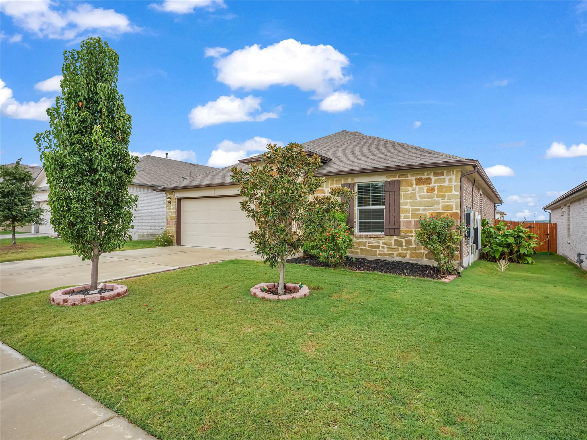 127 Sky Meadows CIR, San Marcos, TX 78666 photo 2