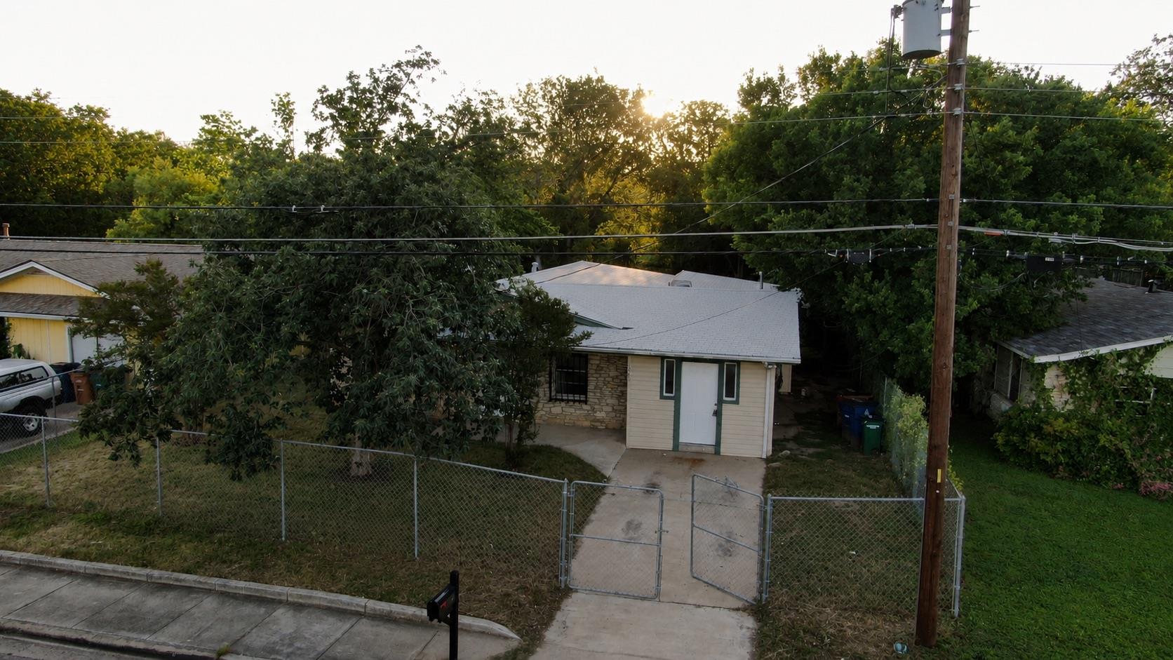 1060 Gardner, Austin, TX 78721 photo 2