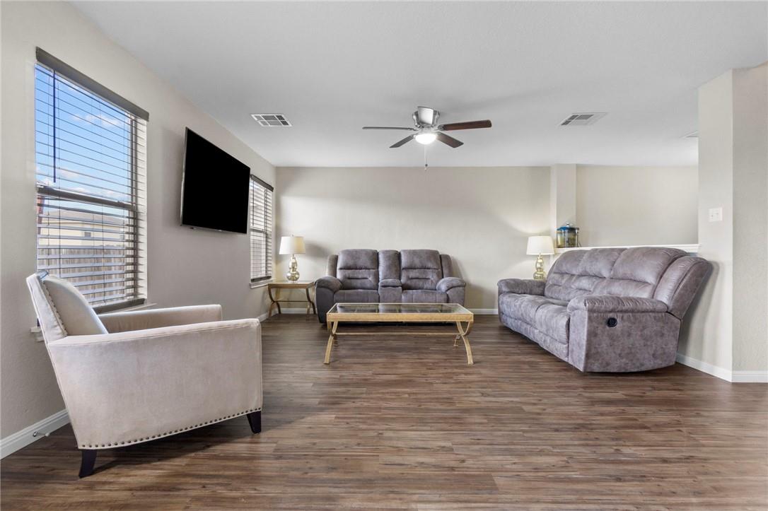 18425 Crestwind LN, Elgin, TX 78621 photo 5