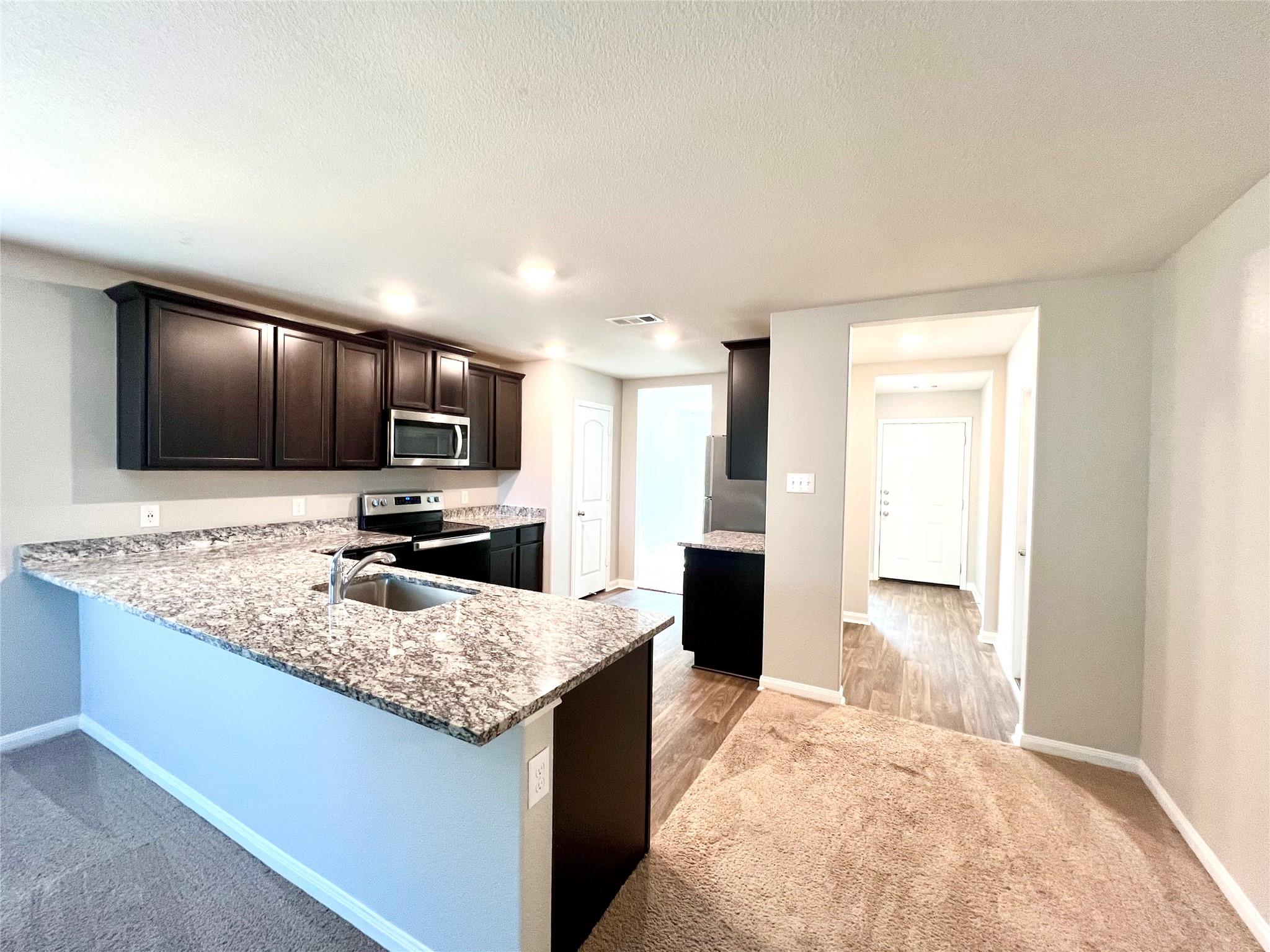 1033 Riverdale CV, Jarrell, TX 76537 photo 2