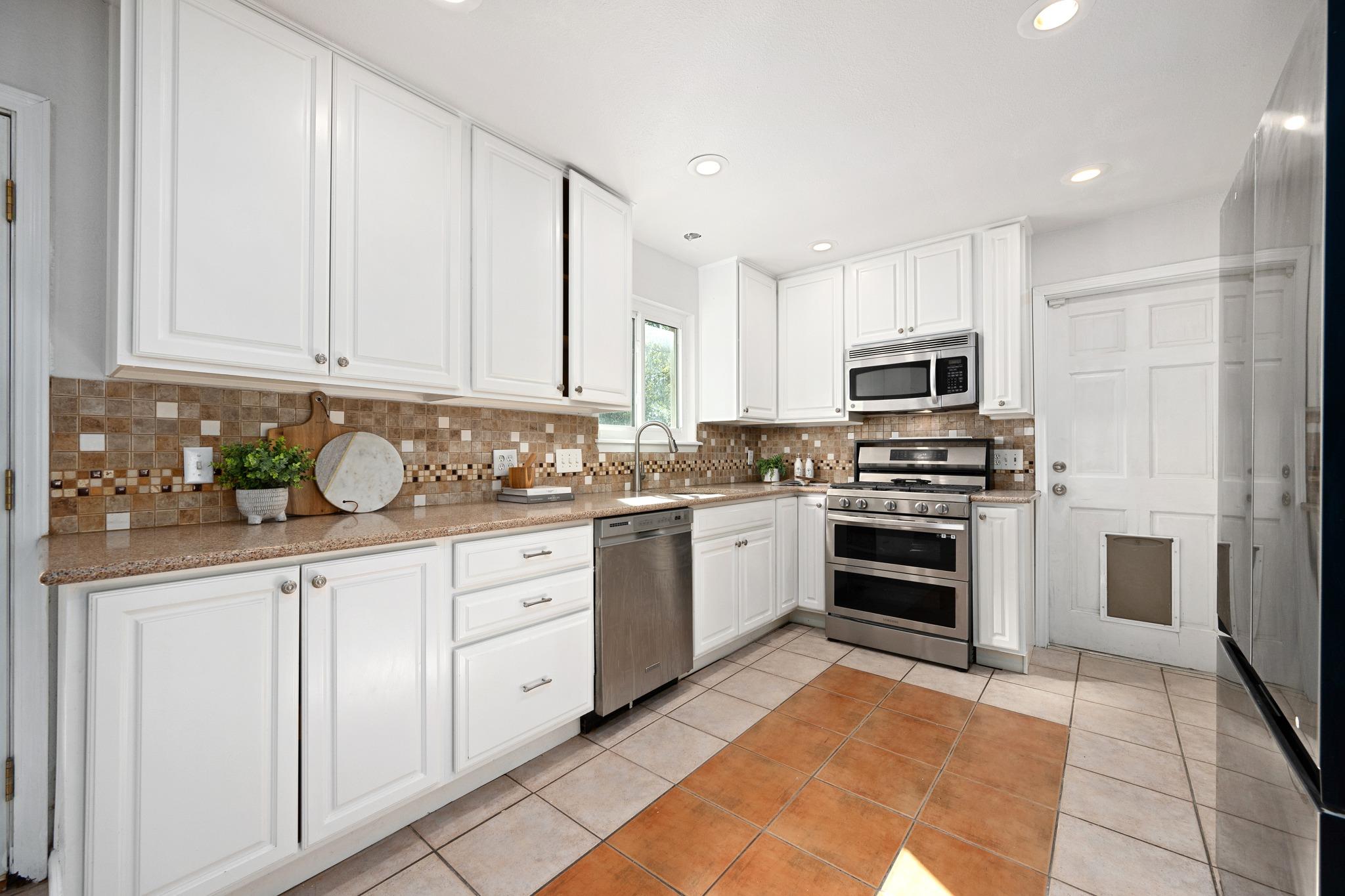 1100 Huntridge DR, Austin, TX 78758 photo 3