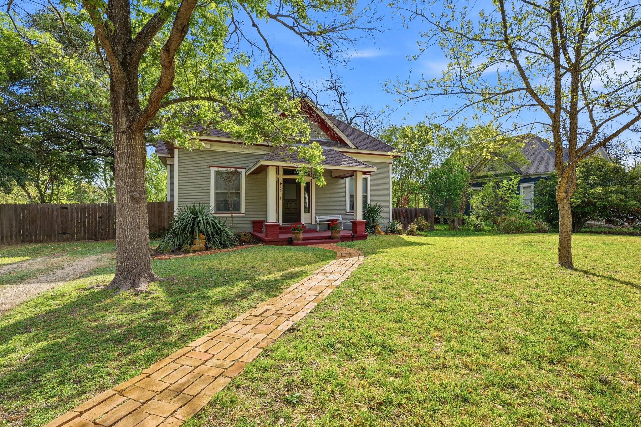 410 Cibilo ST, Lockhart, TX 78644 photo 2