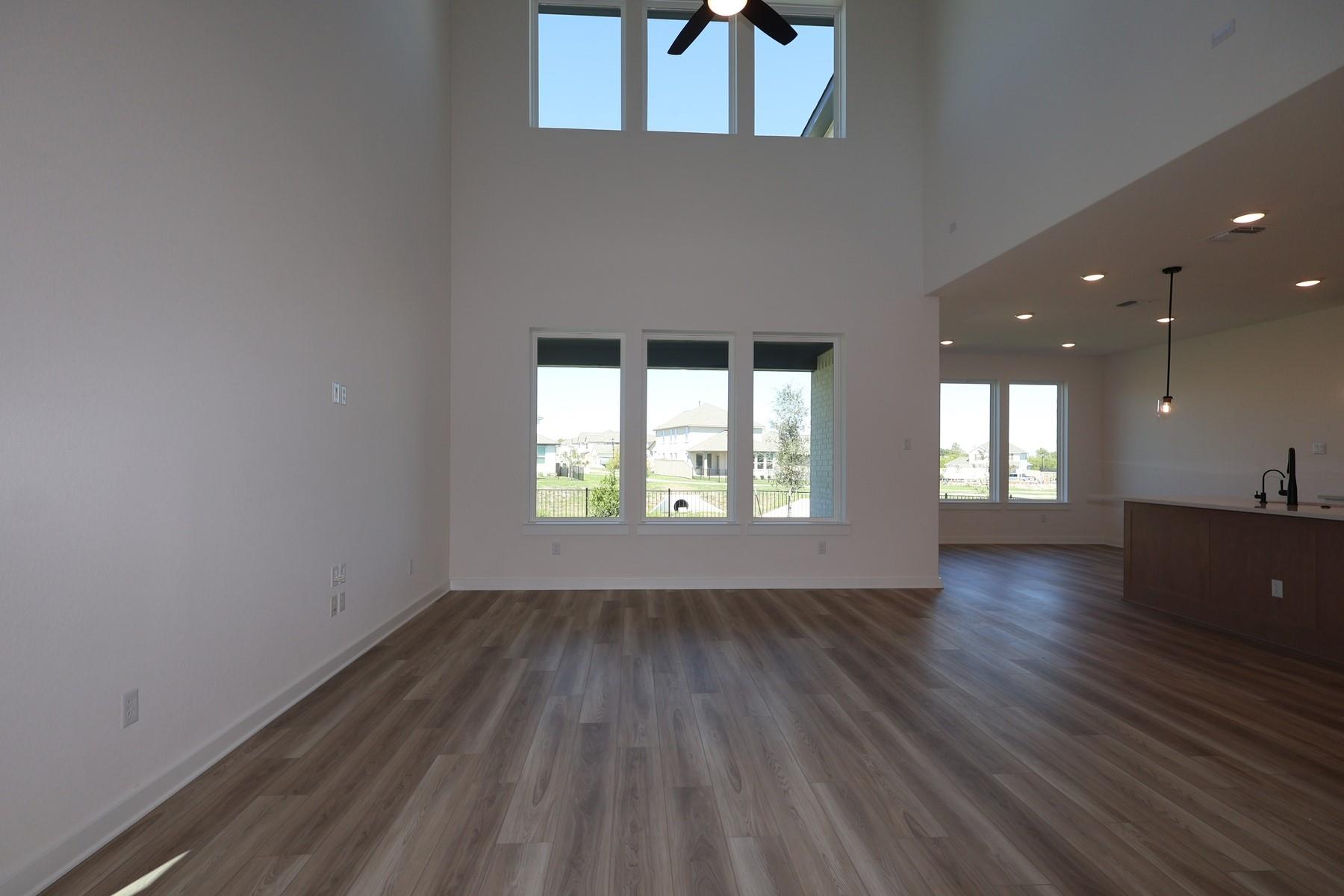 541 Bloomington Loop, Hutto, TX 78634 photo 3