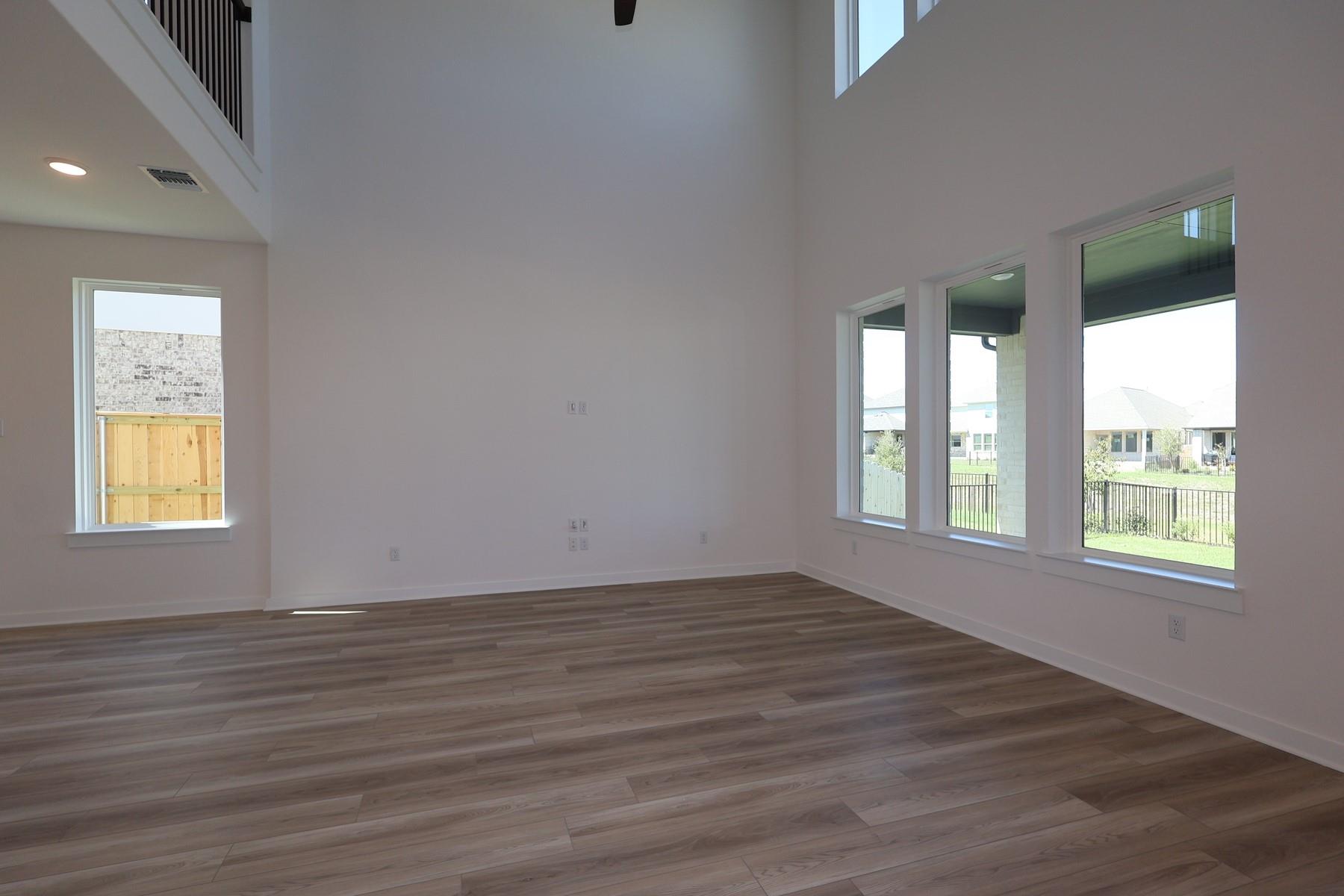 541 Bloomington Loop, Hutto, TX 78634 photo 4