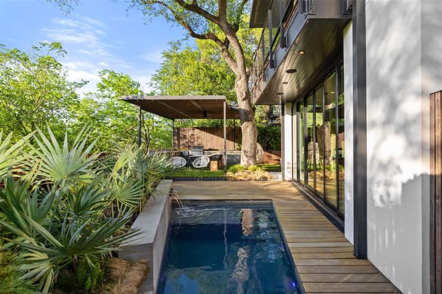 Photo of 2108 Matthews DR, Austin TX 78703
